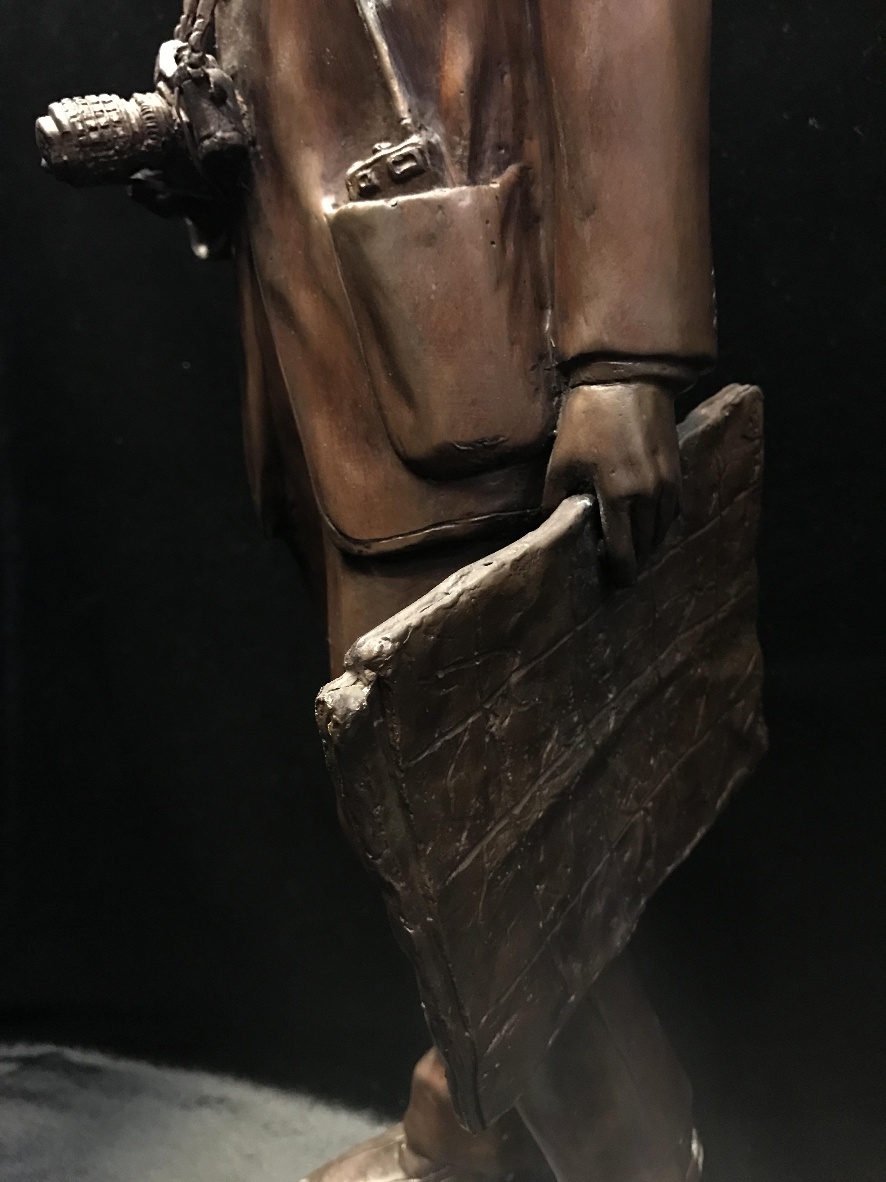 พระบรมรูป รัชกาลที่ 9 แบบทรงงาน(พระทรงเป็นยิ่งกว่ามหากษัตริย์) วัดญาณสังวรวราราม ปี2539 เนื้อโลหะผสมรมดำ ฐานกว้าง 6.5 นิ้ว สูง 22 นิ้ว(1ใน599องค์)