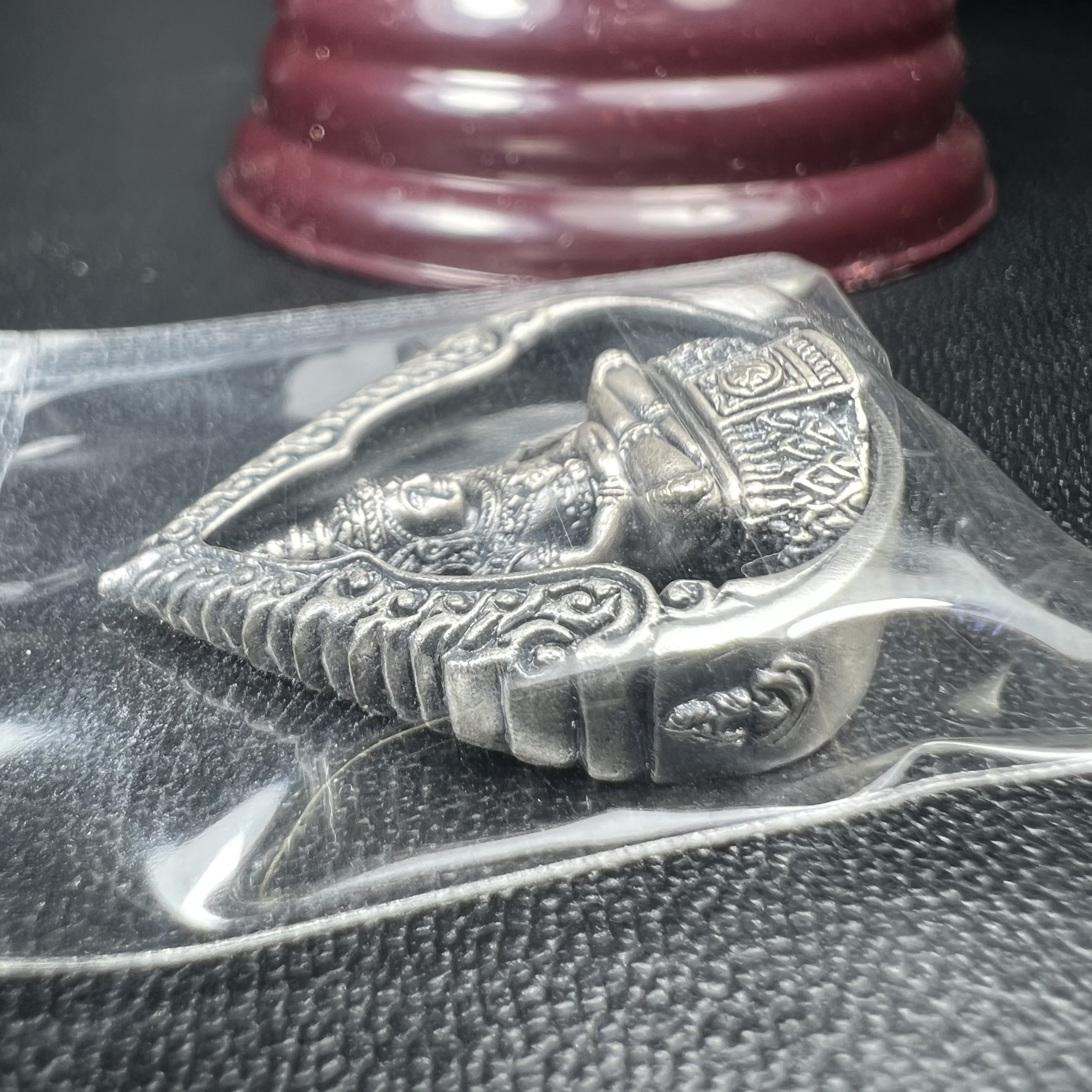 พระแก้วมรกต ภปร.(รุ่นแรก) ปี2545 รุ่นฉลองกรุงรัตนโกสินทร์ครบ 220 ปี พิมพ์ลอยองค์ทรงหยดน้ำ เนื้ออัลปาก้า ชุบเงินลงดำ ขนาด 18*27 มม. พร้อมครอบตั้งโชว์เดิม องค์พระซีนซองเดิม สวยครบสมบูรณ์