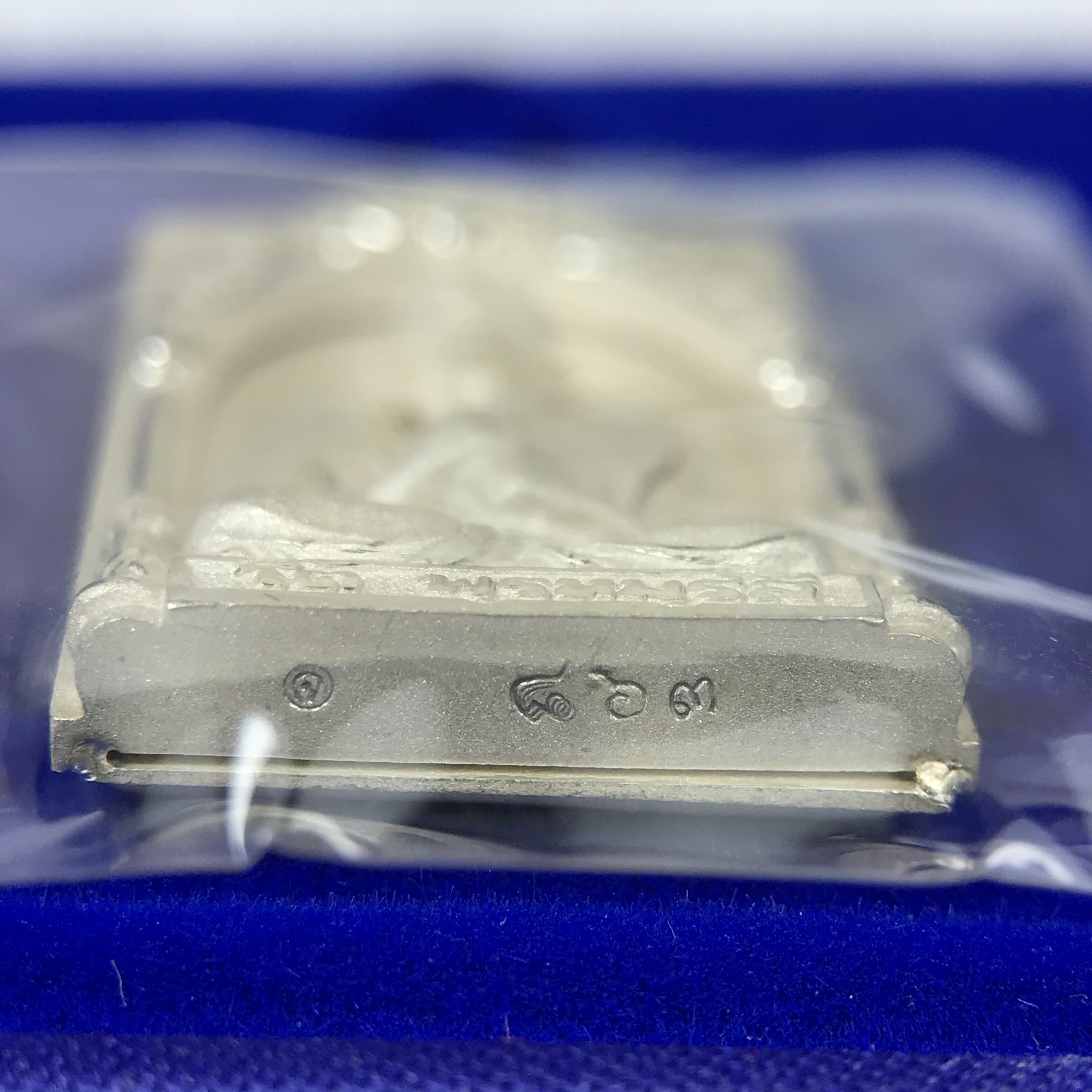 สมเด็จพุฒาจารย์ (โต พรหมรังสี) อนุสรณ์ 128 ปี สมเด็จพระญาณสังวร สมเด็จพระสังฆราช ทรงเมตตาอธิฐานจิต ปี 2543 มหาพุทธาภิเษก 3วาระ เหรียญรูปเหมือนสมเด็จพุฒาจารย์โตด้านหลังพระสมเด็จ พิมพ์ใหญ่เนื้อเงิน ขนาด 1.8 x 2.7 ซม. ทรงคุณค่าทั้งด้านความงานด้านพุทธศิลป์ แล