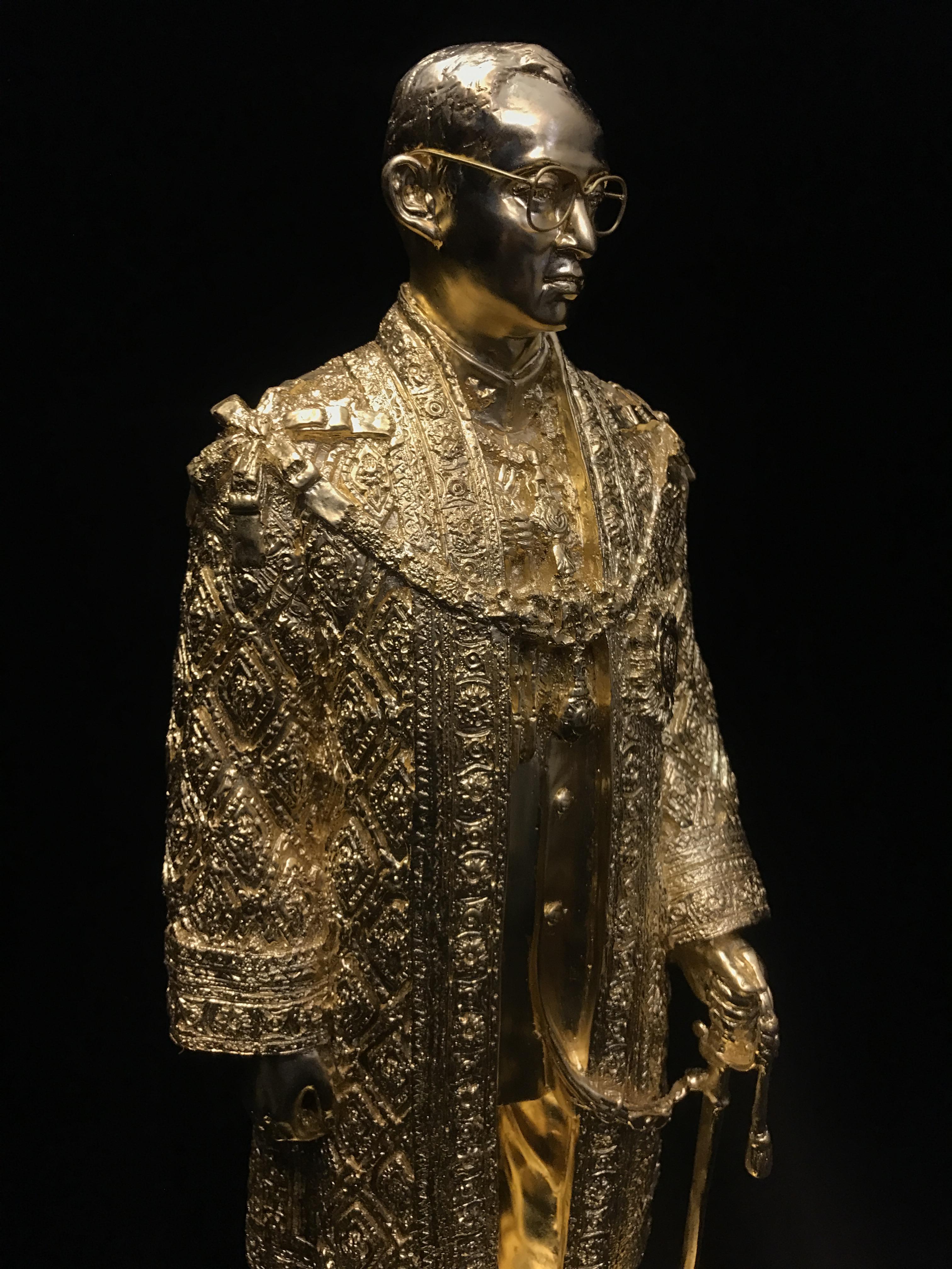 พระบรมรูปจำลองในหลวง รัชกาลที่ ๙ จัดสร้างโดย สมาคมศิษย์เก่าวิทยาศาสตร์ จุฬาลงกรณ์มหาวิทยาลัยและคณะวิทยาศาสตร์ จุฬาลงกรณ์มหาวิทยาลัย ปี2539(พร้อมกล่องบรรจุเดิมและใบรับรองจากผู้จัดสร้าง)