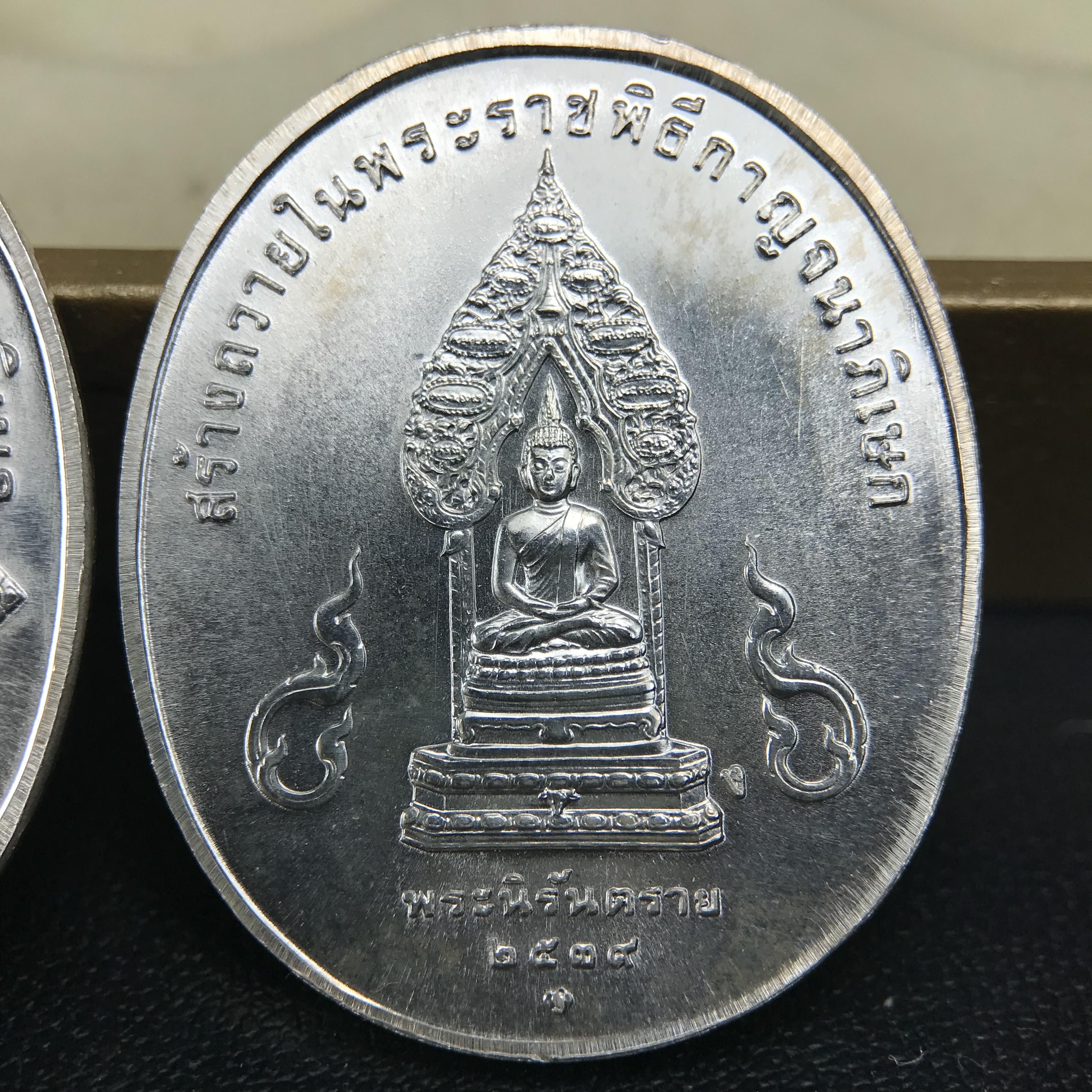 ชุดเหรียญพระพุทธปัญจภาคี ปี 2539 ครบชุด 5 เหรียญ พิมพ์ใหญ่ขนาดสูง 3 ซม. เนื้อเงิน โค๊ต ง.(เงิน) บล็อกกษาปณ์ พร้อมกล่องบรรจุซีนซองเดิมครบสภาพสวย เนื่องในมหามงคลวโรกาสที่ในหลวงรัชกาลที่ 9 ทรงครองสิริราชสมบัติครบ 50ปี พิธีใหญ่ ณ พระอุโบสถวัดพระแก้ว