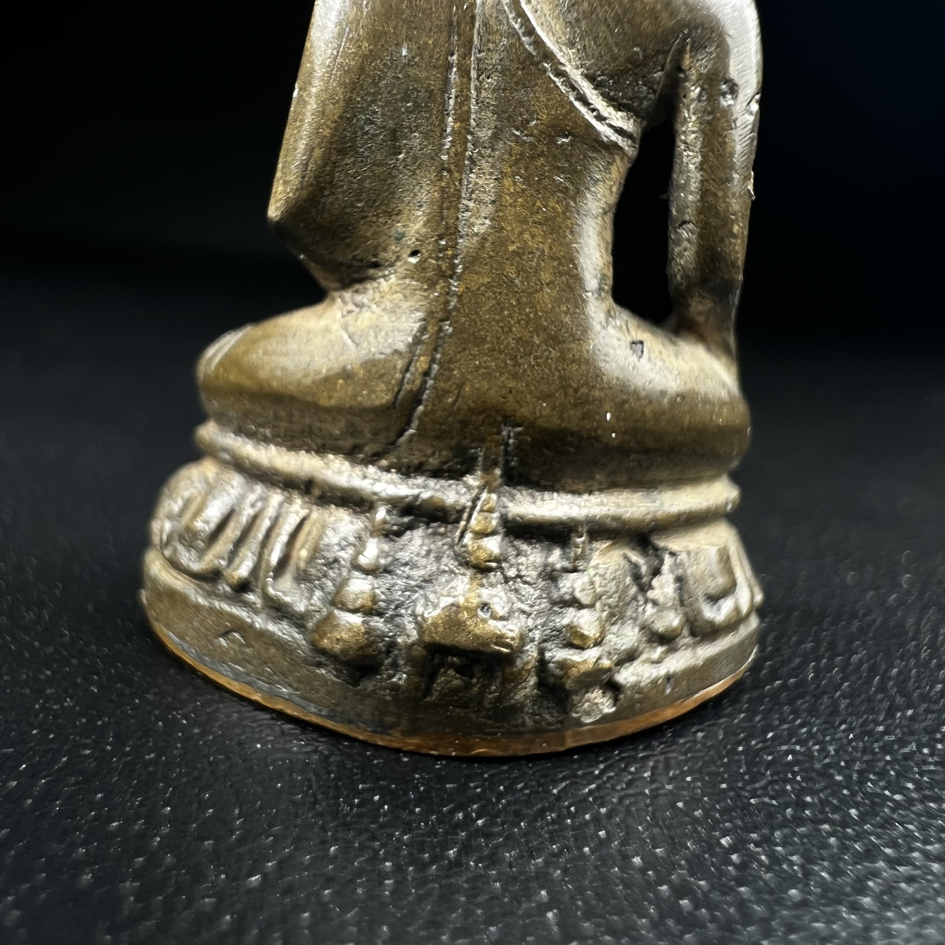 พระกริ่งวชิรมงกุฎ ฉลอง 100 ปี วัดมกุฎกษัติยาราม ปี 2511 "พิมพ์ใหญ่"(นิยมหายาก) เนื้อนวโลหะ(ในหลวง ร.9 เสด็จเททอง)(พิธีใหญ่ ปีลึก เกจิในยุคร่วมพิธี)