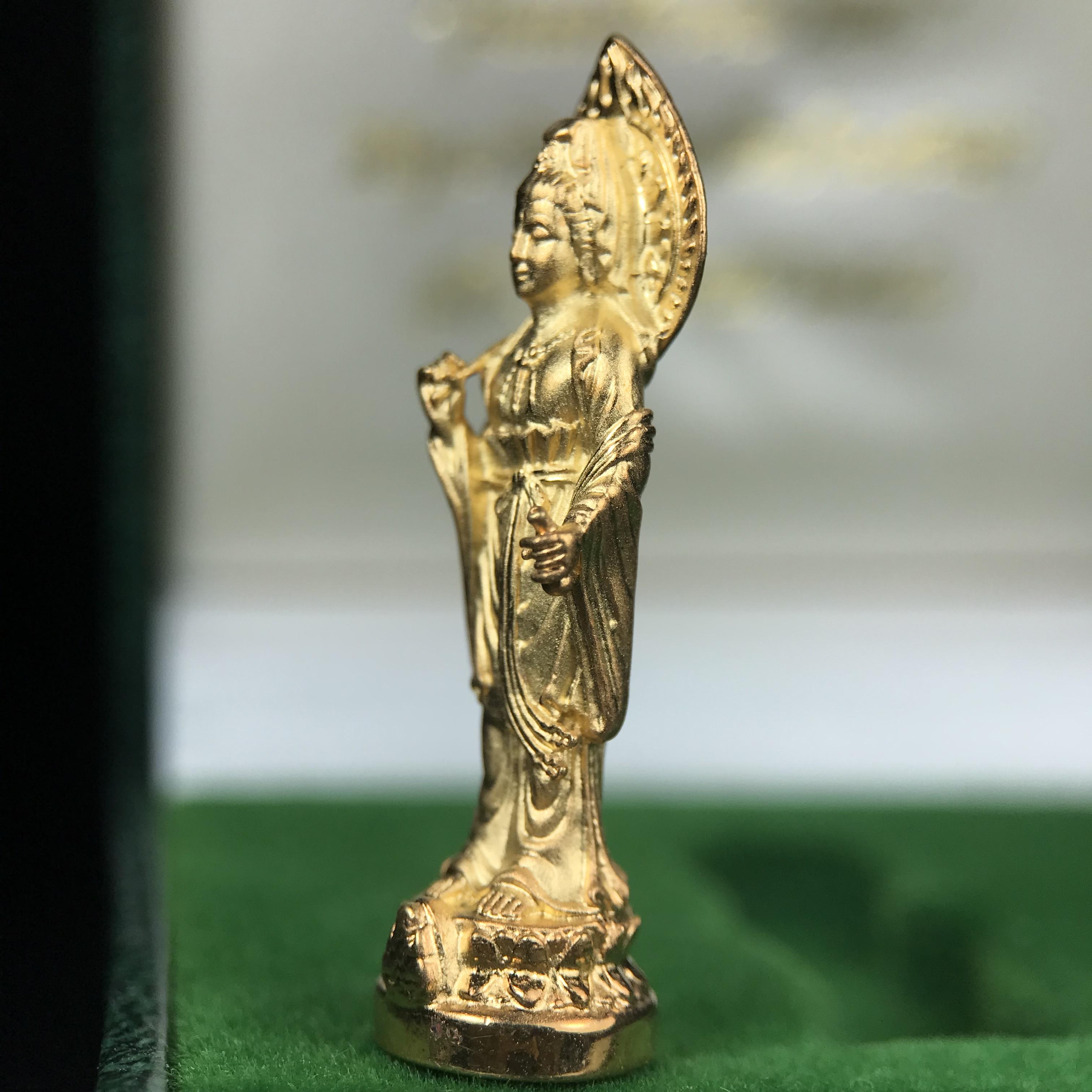 พระโพธิสัตว์อวโลกิเตศวร (เจ้าแม่กวนอิม) รุ่นฉลองปีกาญจนาภิเษก ปี 2540 เนื้อชุบทอง กะไหล่ทอง พ่น ทราย(สวยดุจทองคำ) เทศบาลนครหาดใหญ่จัดสร้างถวายเฉลิมพระเกียรติพระบาทสมเด็จพระเจ้าอยู่หัวทรงครองสิริราชสมบัติครบ 50 ปี(สภาพสวยเดิมพร้อมกล่องบรรจุเดิม)หายาก