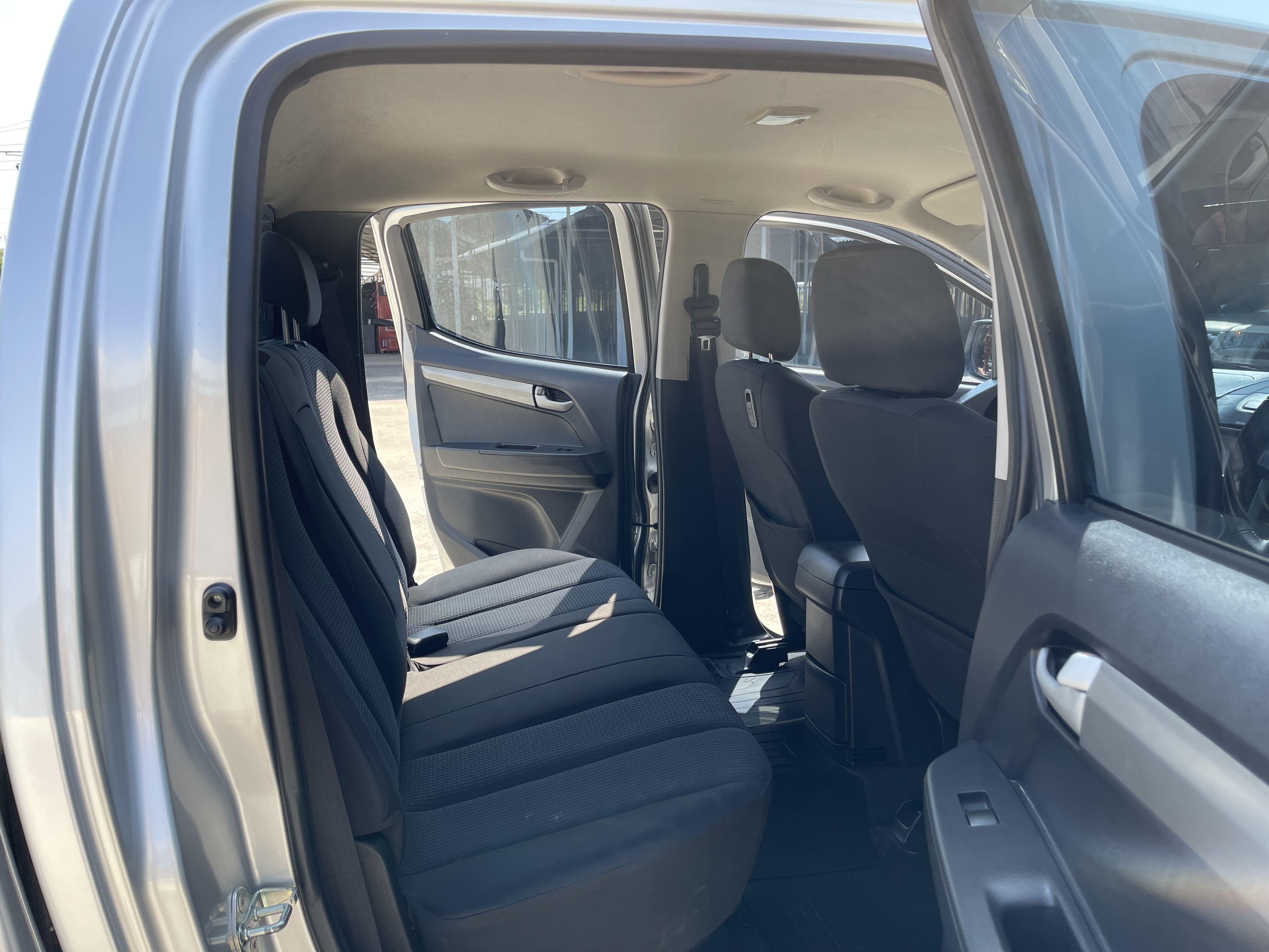 Isuzu Dmax All New 4ประตู Hilander 2.5 Vgs Z Dvd 2013 เงิน