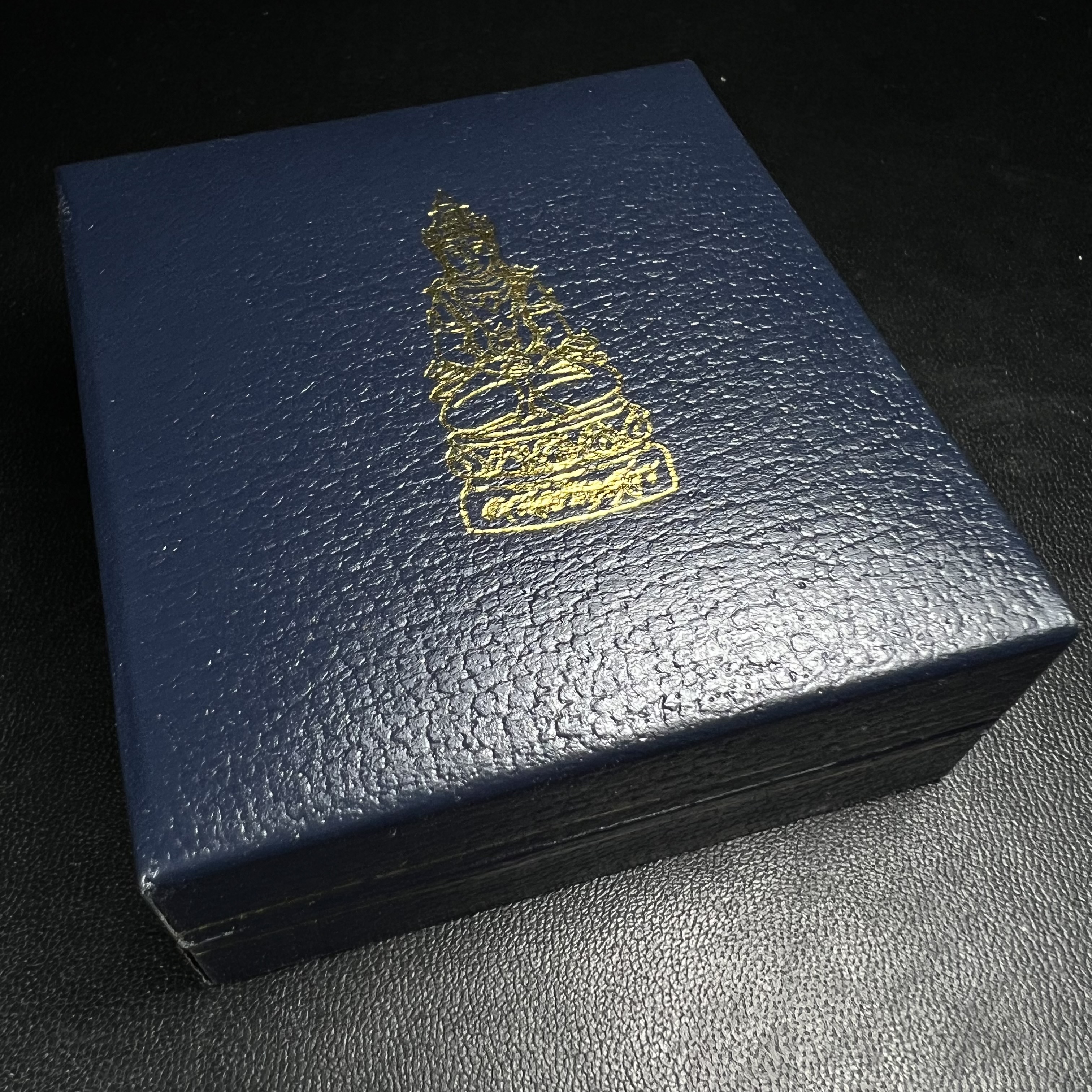 พระกริ่งอวโลกิเตศวร ( เจ้าแม่กวนอิม ) วัดโพธิ์แมนคุณาราม รุ่นอุดมโภคทรัพย์ ปี 2539 เนื้อเงินพ่นทราย(ผิวเดิม ขึ้นสีรุ้งธรรมชาติ แบบนิยม เสน่ห์ของพระเนื้อเงิน)(พร้อมกล่องบรรจุเดิม)(อีกหนึ่งรุ่นยอดนิยม พุทธศิลป์สวยงดงาม)หายาก 1 ใน 5000 องค์*องค์หมายเลข ๒๑๖๒*