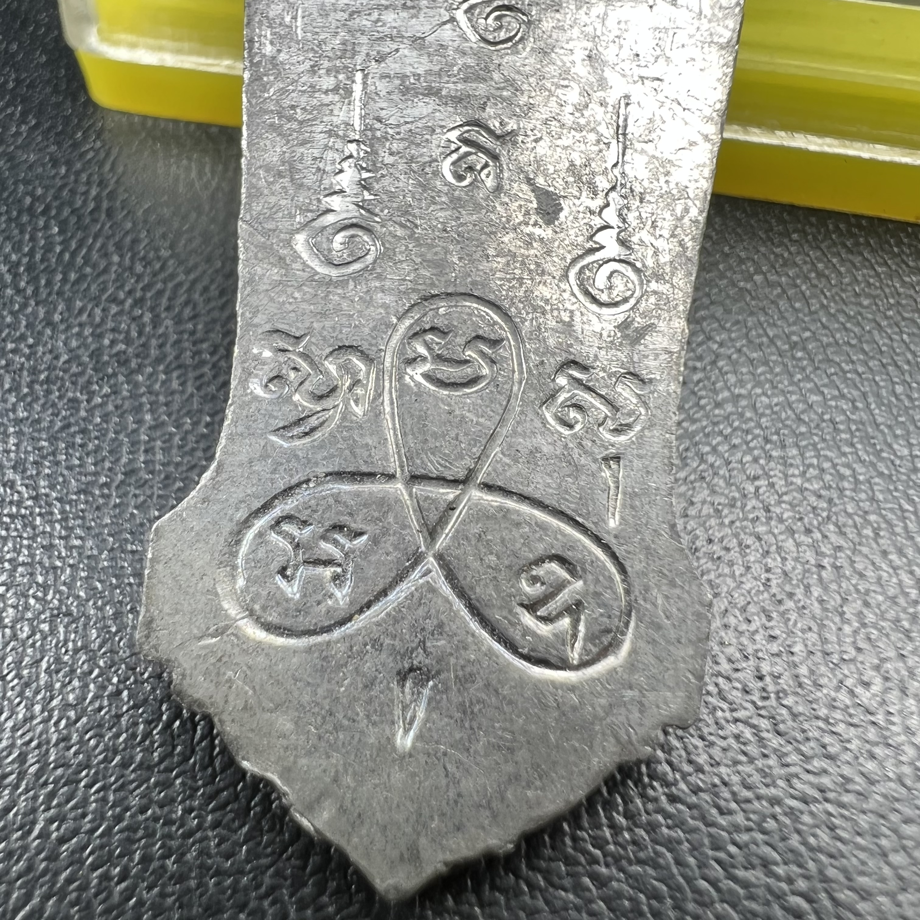 เหรียญพระลีลา 25 พุทธศตวรรษ ปี2500 เนื้อชินดีบุก(พิมพ์หางหงส์ บล็อกมีเขี้ยว)(พระดี พิธีใหญ่ ในหลวง ร.9 เสด็จร่วมพิธี)