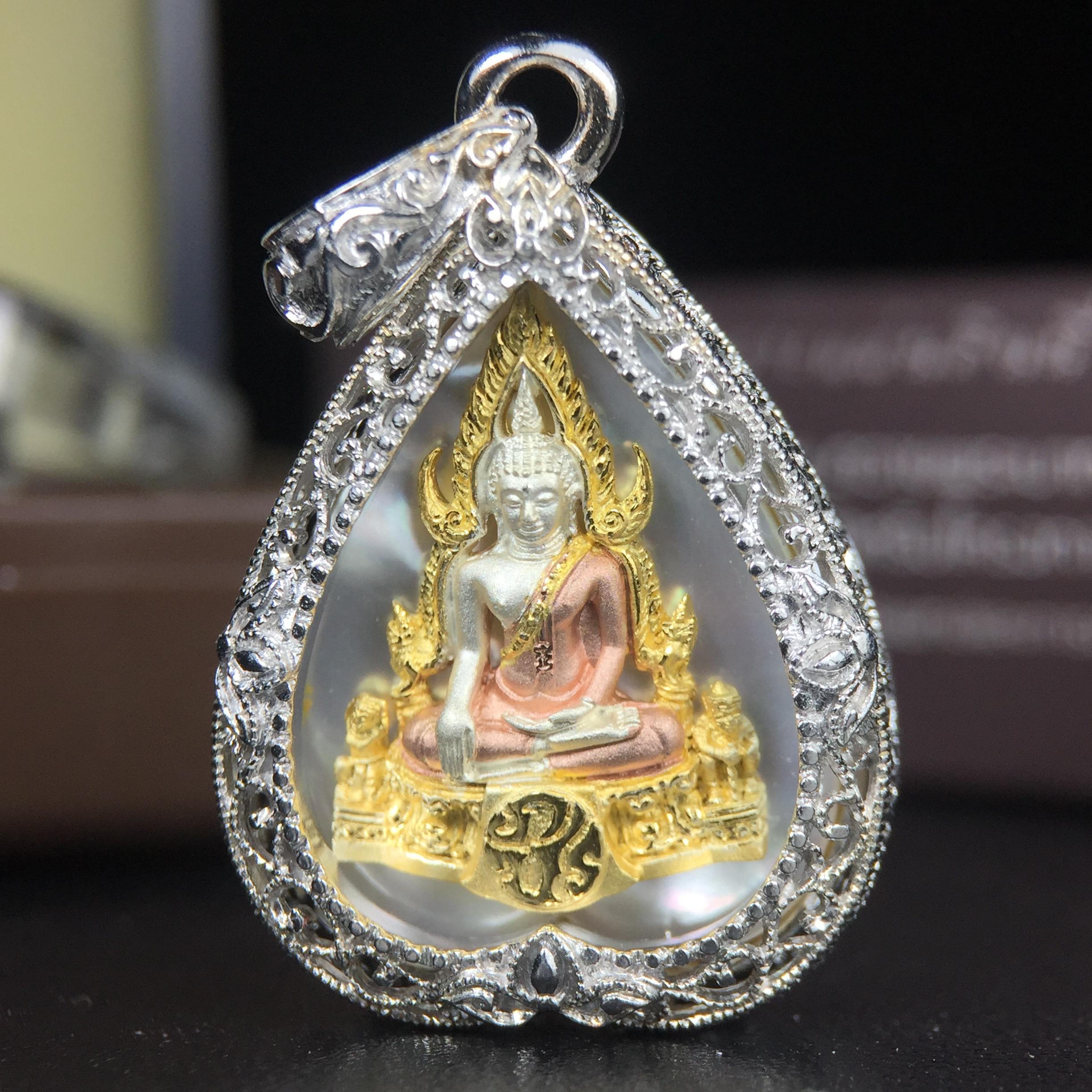 พระพุทธชินราช ภปร. โครงการ "เพราะแผ่นดินนี้ คือ แผ่นดินเกิด" ปี2548(รุ่นแรก) เหรียญทรงใบโพธิ์ ขนาด 21 x 29 มม. เนื้อเงินสามกษัตริย์ องค์พระชุบสามกษัตริย์ ล้อมด้วยกรอบเงินชุบทองคำขาวสลักเสลาเป็นลวดลายละเอียดอ่อน ส่วนพื้นองค์พระเป็นเปลือกหอยมุข