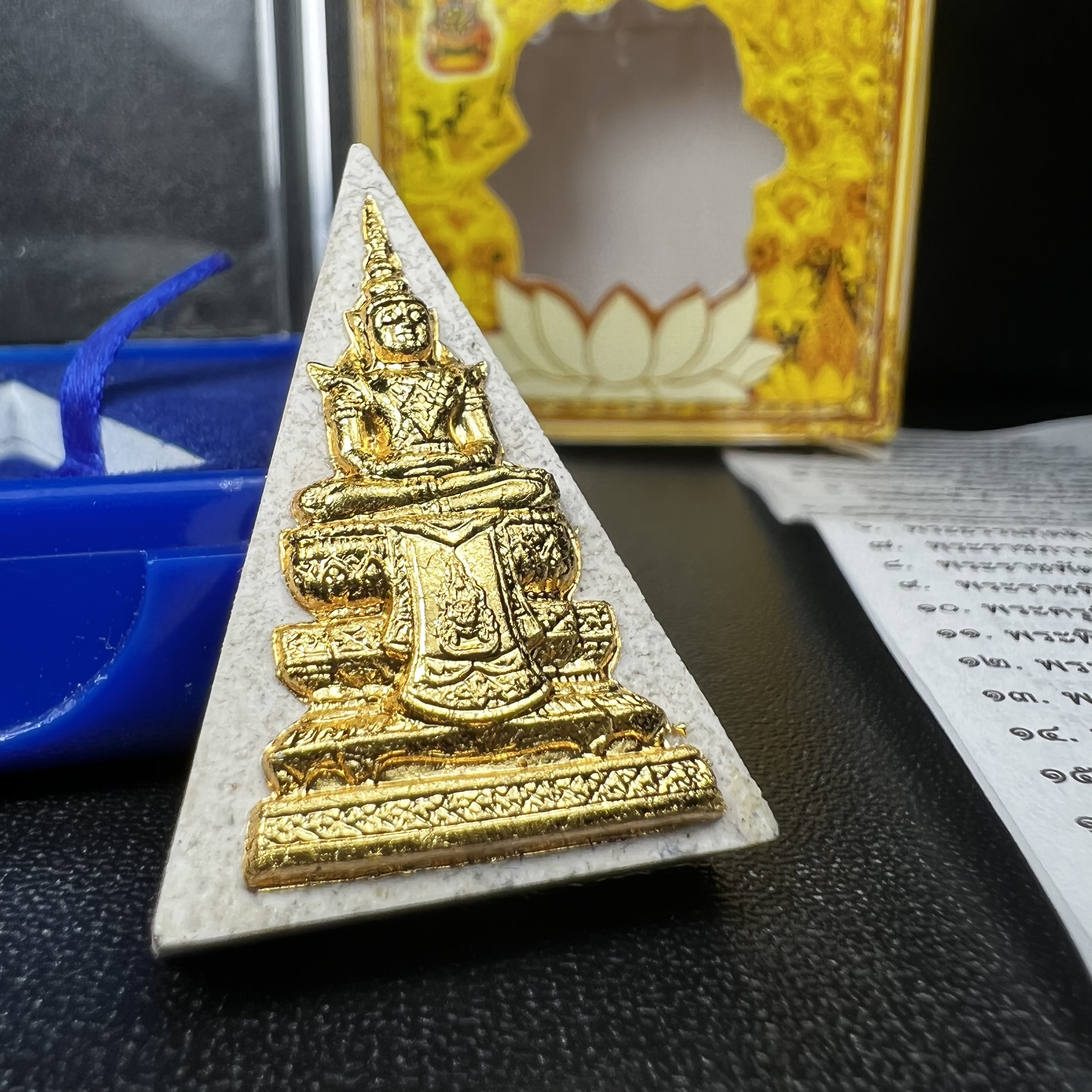 พระแก้วมรกต(จำลอง)ทรงเครื่องฤดูร้อน พระผงบูชา ด้านหน้าปิดทอง ด้านหลังตราสัญลักษณ์ฉลองสิริราชสมบัติครบ 60ปี เนื้อเงิน(รุ่นนี้ได้พระราชทานเส้นพระเจ้า(เส้นผม)รัชกาลที่9ในการจัดสร้าง)