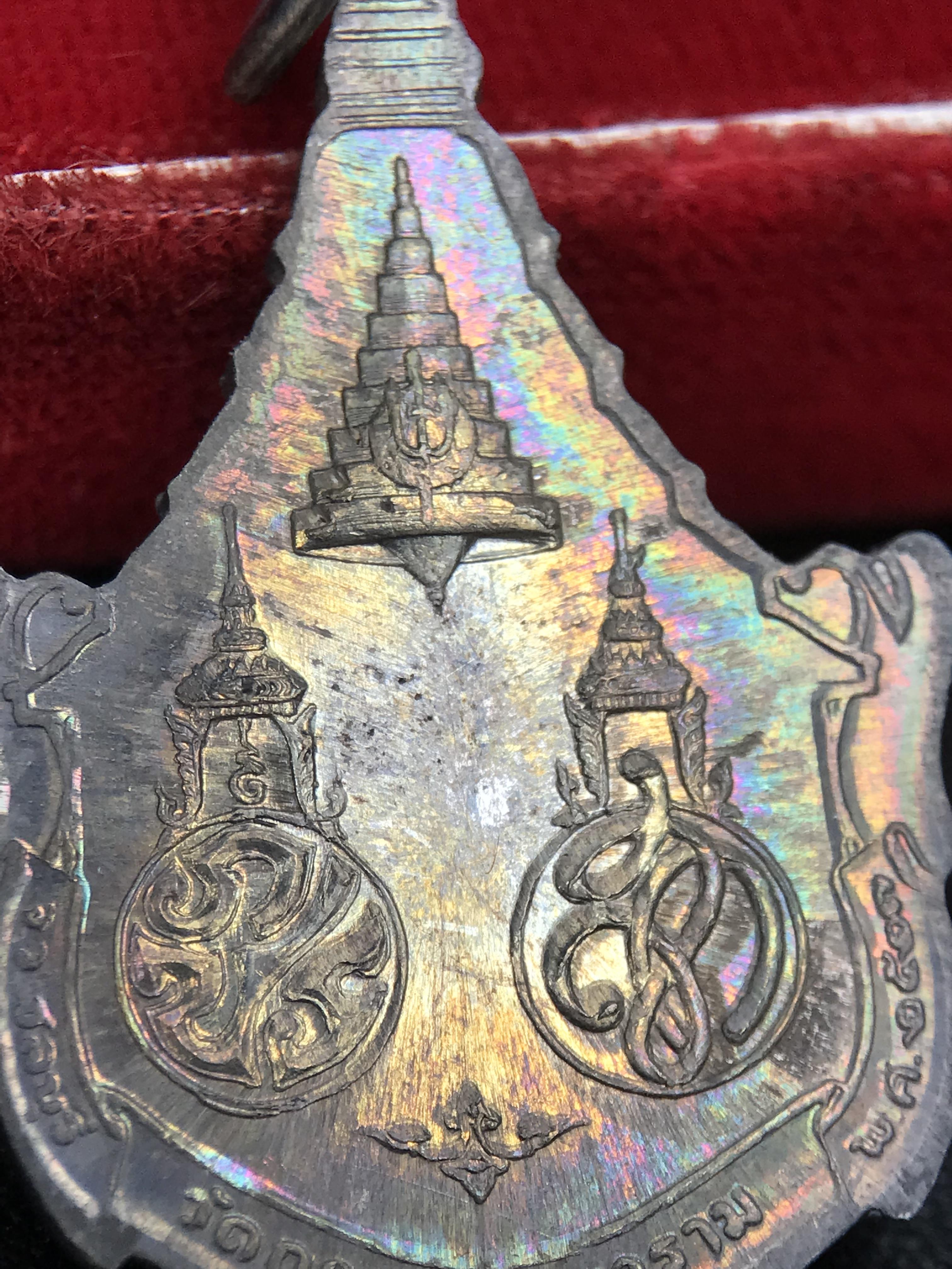 เหรียญพระพุทธญาณนเรศวร์ รุ่นแรก หลังพระปรมาภิไธย ภปร.และ สก.วัดญาณสังวราราม จ.ชลบุรี ปี 2527 เนื้อเงิน(ผิวเดิม ขึ้นรุ้งผิวน้ำทองกระจายทั่วเหรียญสวยมาก)ขนาด 2.3 x 3.8 ซม. พร้อมกล่องเดิม สมเด็จพระญาณสังวร ประธานในพิธีมหาพุทธาภิเษก(เนื้อเงินพบเจอน้อย หายาก)