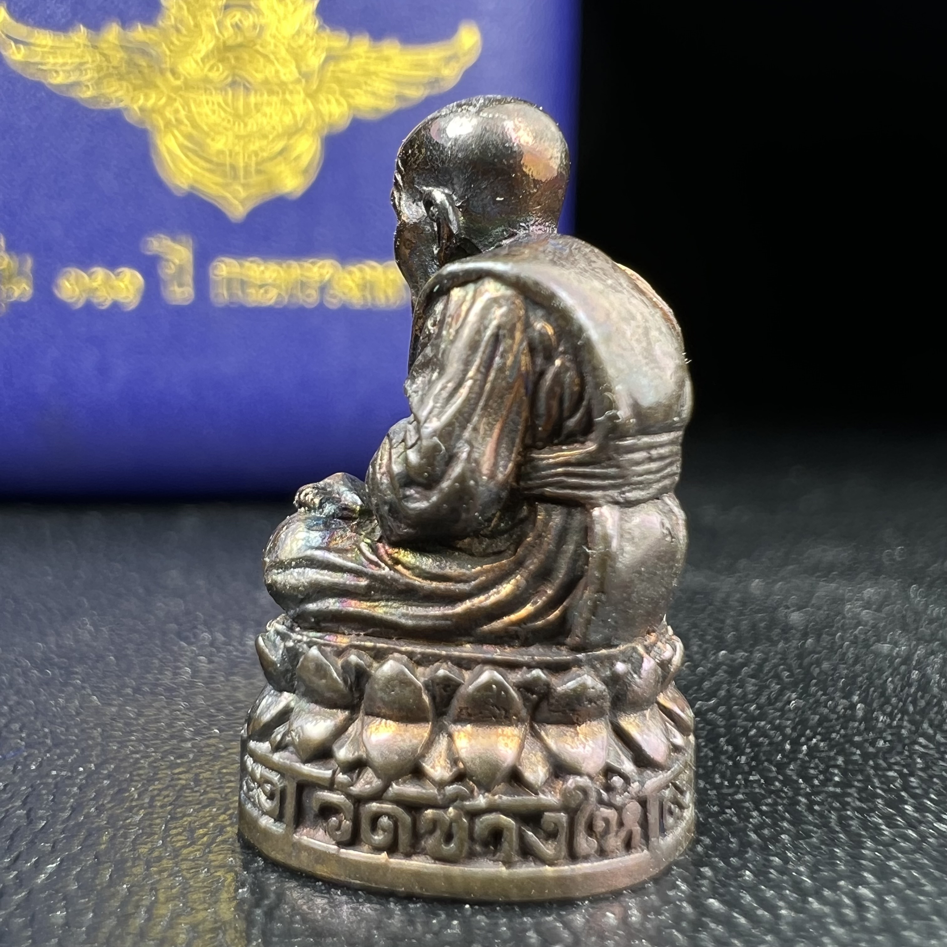 รูปเหมือนหล่อลอยองค์หลวงปู่ทวด รุ่น 111ปี กระทรวงกลาโหม เนื้อนวโลหะรมดำ-ปัดเงา ปี2540 พิธีใหญ่ เข้มขลัง นิยม พร้อมกล่องบรรจุเดิม(คัดสภาพสวยผิวเทพๆผิวรุ้งๆ)ทั้งพิธีทั้งพุทธศิลป์ทรงคุณค่าอีกหนึ่งรุ่นยอดนิยม