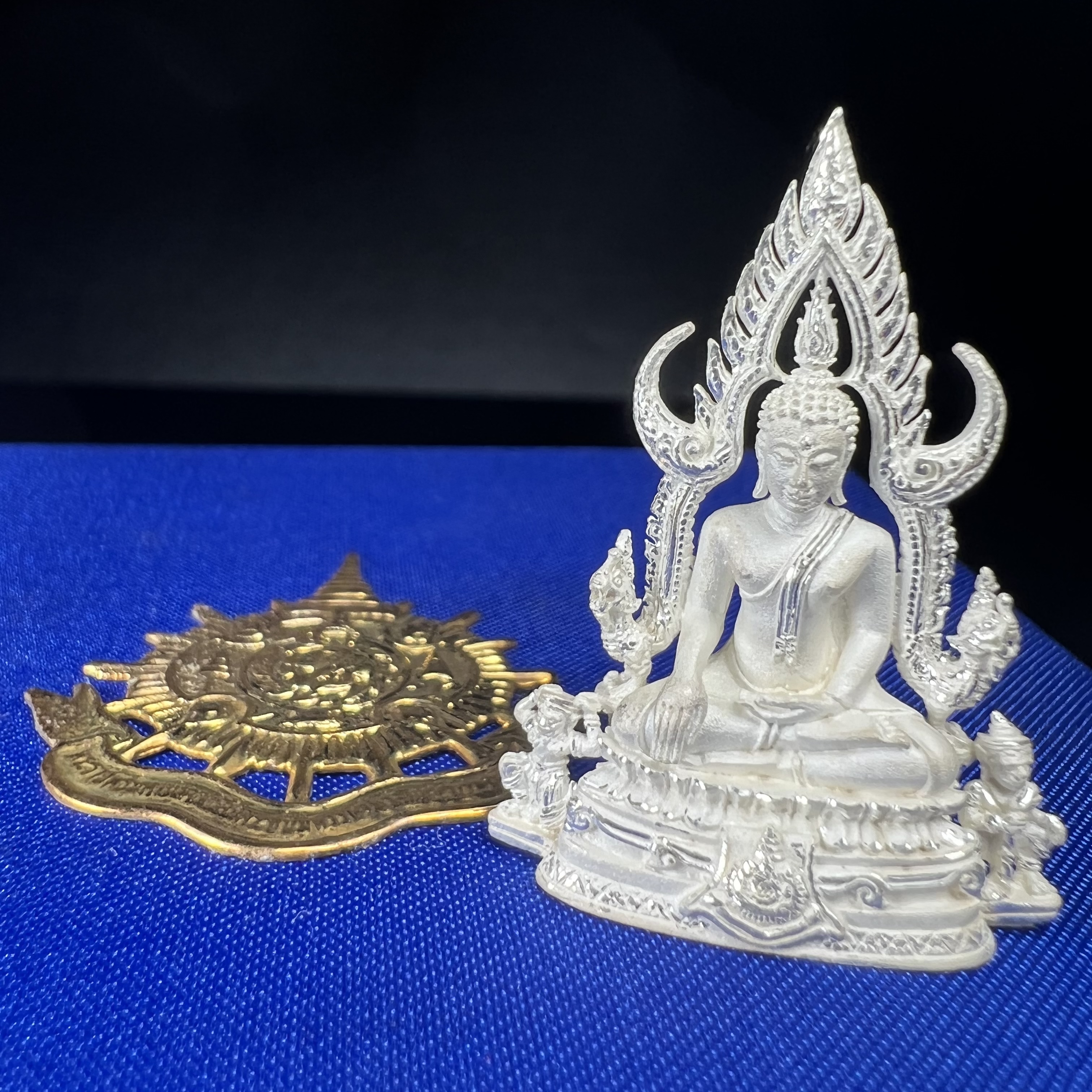 พระพุทธชินราช ภปร. ในวโรกาสพระราชพิธีมหามงคล เฉลิมพระชนมายุ6รอบ 5ธันวาคม2542 มูลนิธิพิทักษ์ดวงตาประชาชน จัดสร้าง เนื้อเงินแบบทรายนวลขัดเงาบางส่วน พิมพ์ใหญ่ ขนาดสูง 3.4 ซม. พร้อมกล่องบรรจุเดิม