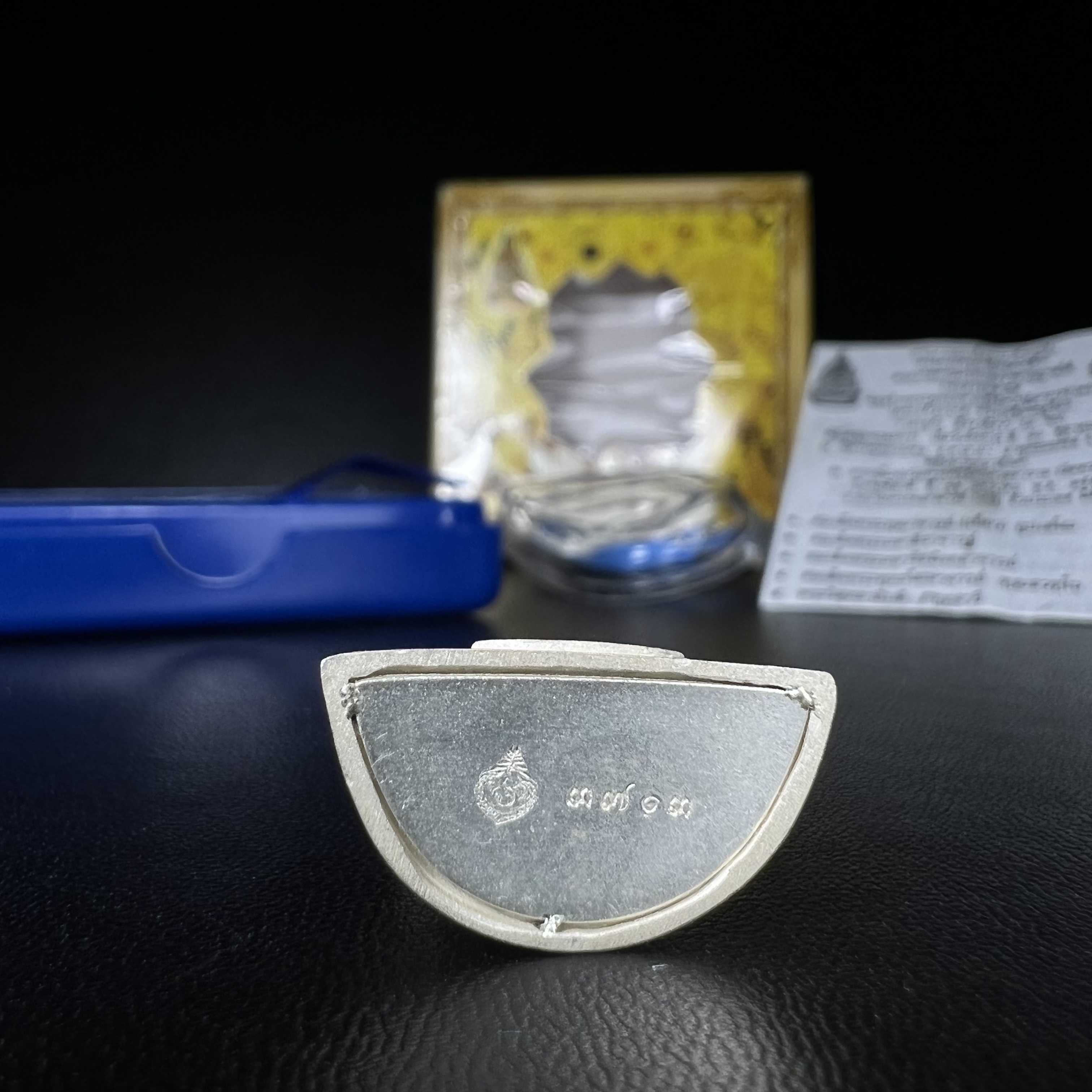 พระแก้วมรกต(จำลอง)ลอยองค์ ขนาดหน้าตัก 1/2 นิ้ว ทรงเครื่องฤดูร้อน เนื้อเงิน ตราสัญลักษณ์ฉลองสิริราชสมบัติ ครบ 60 ปี พ.ศ.2549(สภาพสวย ครบ สมบูรณ์))