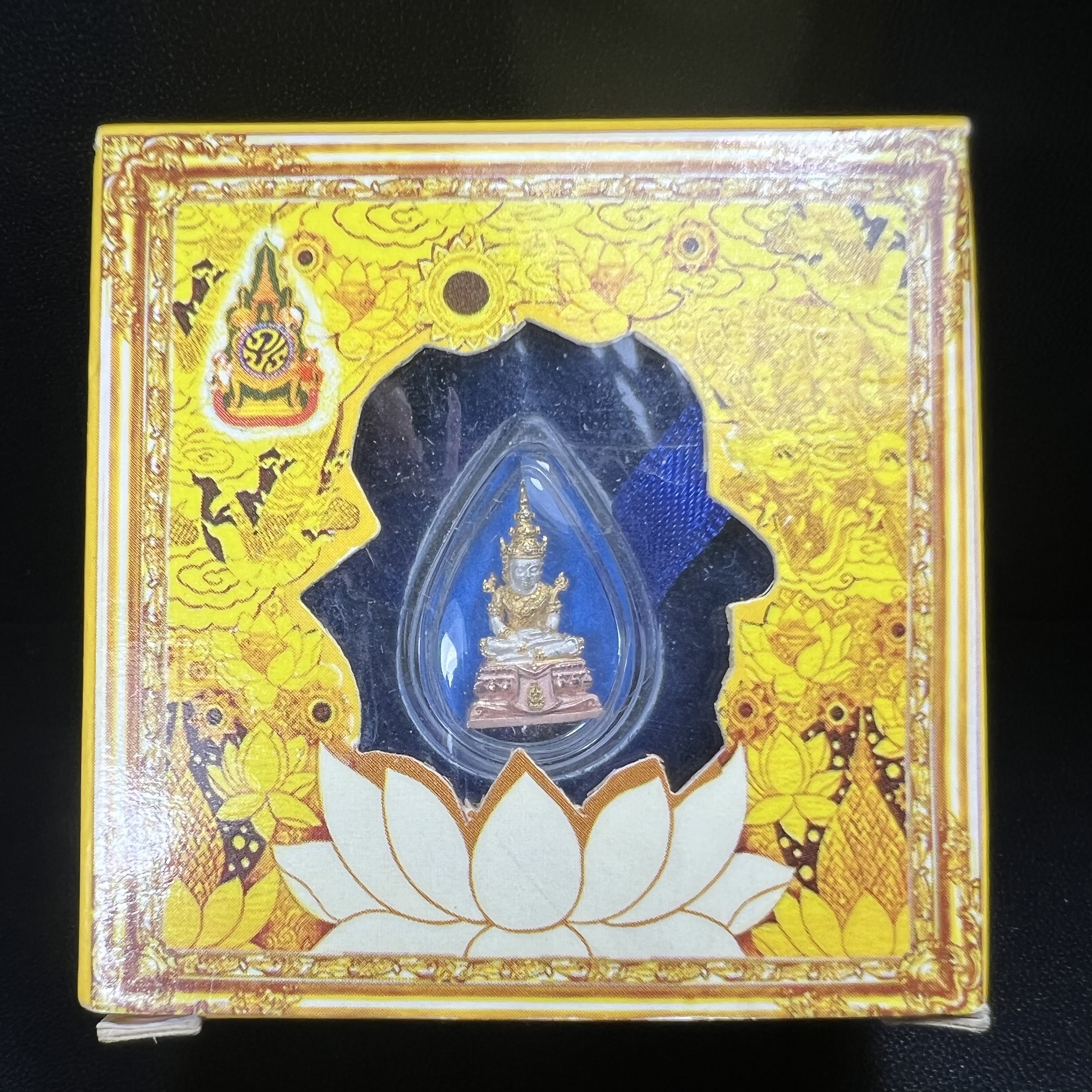 พระแก้วมรกต(จำลอง)ลอยองค์ ขนาดหน้าตัก 1/4 นิ้ว ทรงเครื่องฤดูร้อน เนื้อเงินสามกษัตริย์ ตราสัญลักษณ์ฉลองสิริราชสมบัติครบ 60 ปี พ.ศ.2549(สภาพสวย ครบ สมบูรณ์)