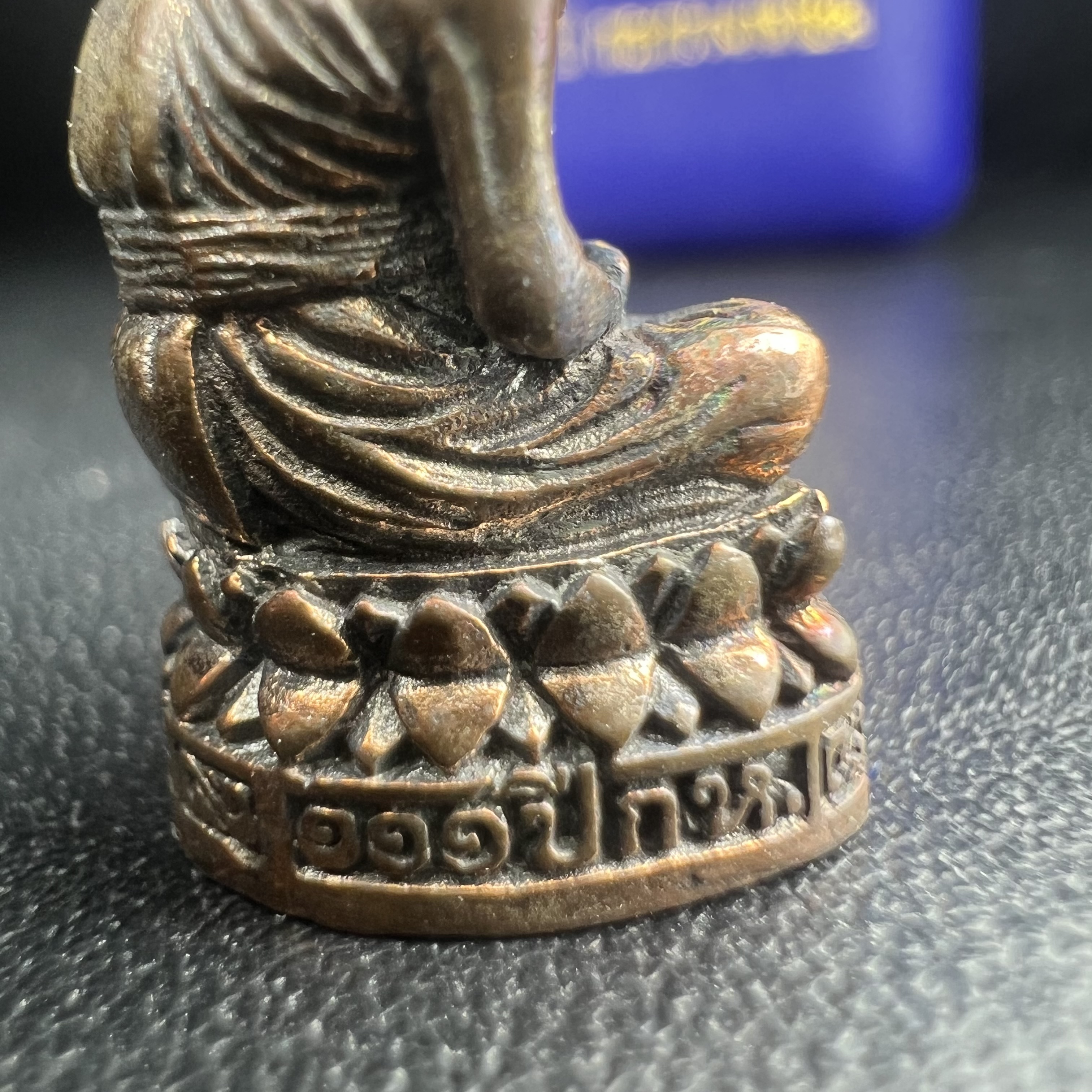 รูปเหมือนหล่อลอยองค์หลวงปู่ทวด รุ่น 111ปี กระทรวงกลาโหม เนื้อนวโลหะรมดำ-ปัดเงา ปี2540 พิธีใหญ่ เข้มขลัง นิยม พร้อมกล่องบรรจุเดิม(คัดสภาพสวยผิวเทพๆผิวรุ้งๆ)ทั้งพิธีทั้งพุทธศิลป์ทรงคุณค่าอีกหนึ่งรุ่นยอดนิยม