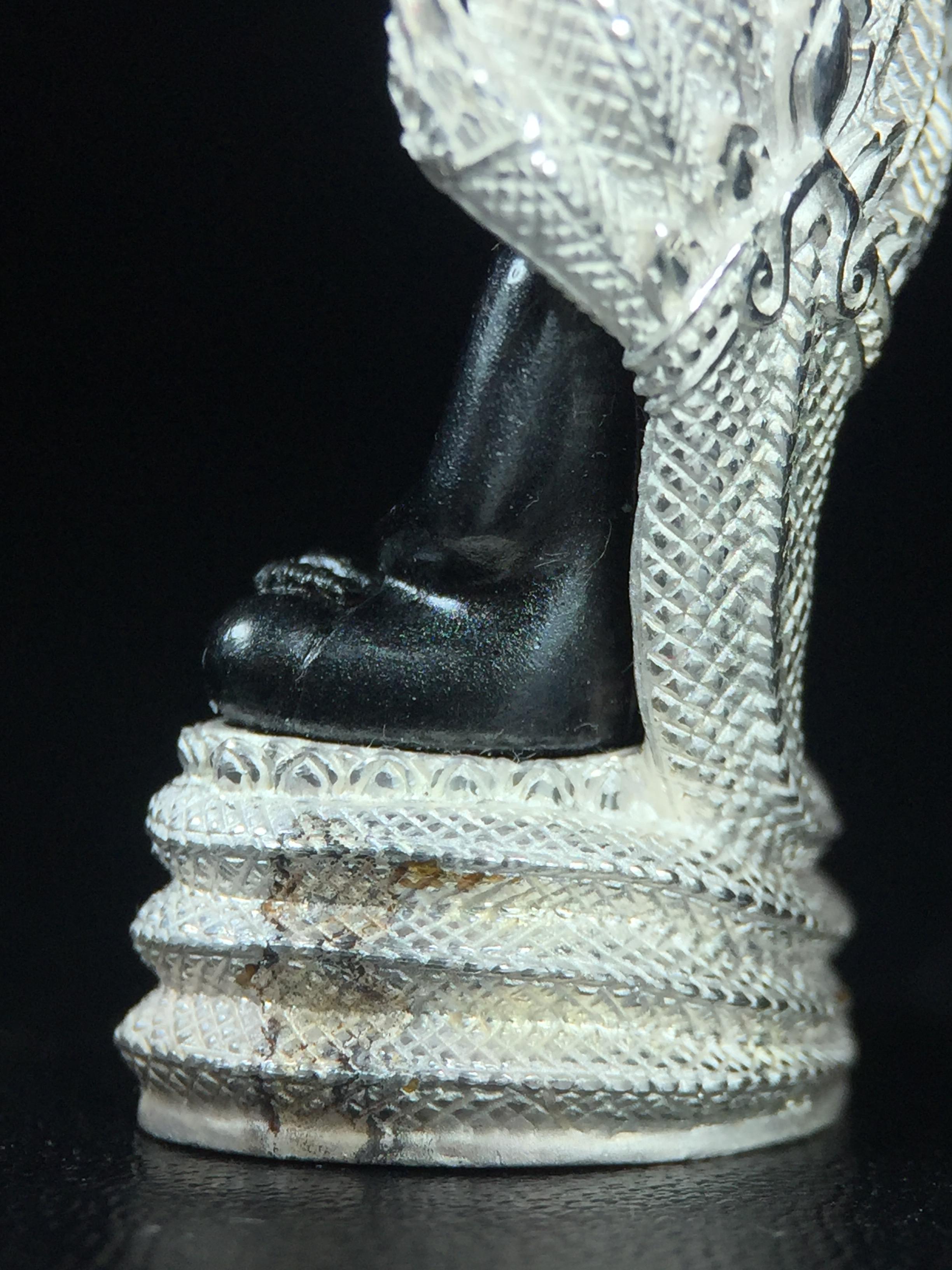 พระนาคปรก สธ. รุ่นสร้างพระอุโบสถเฉลิมพระเกียรติ 4 รอบ 84 พรรษา สมเด็จพระเทพรัตนราชสุดาฯ วัดบวรนิเวศวิหาร ปี 2543 พิมพ์ใหญ่ องค์พระเนื้อนวโลหะ ฐานนาคปรกเนื้อเงิน(สภาพ สวย )พิธีใหญ่ พุทธศิลป์งดงาม หายาก(องค์หมายเลขสวย ๘๓๕) (1 ใน 1999 องค์)