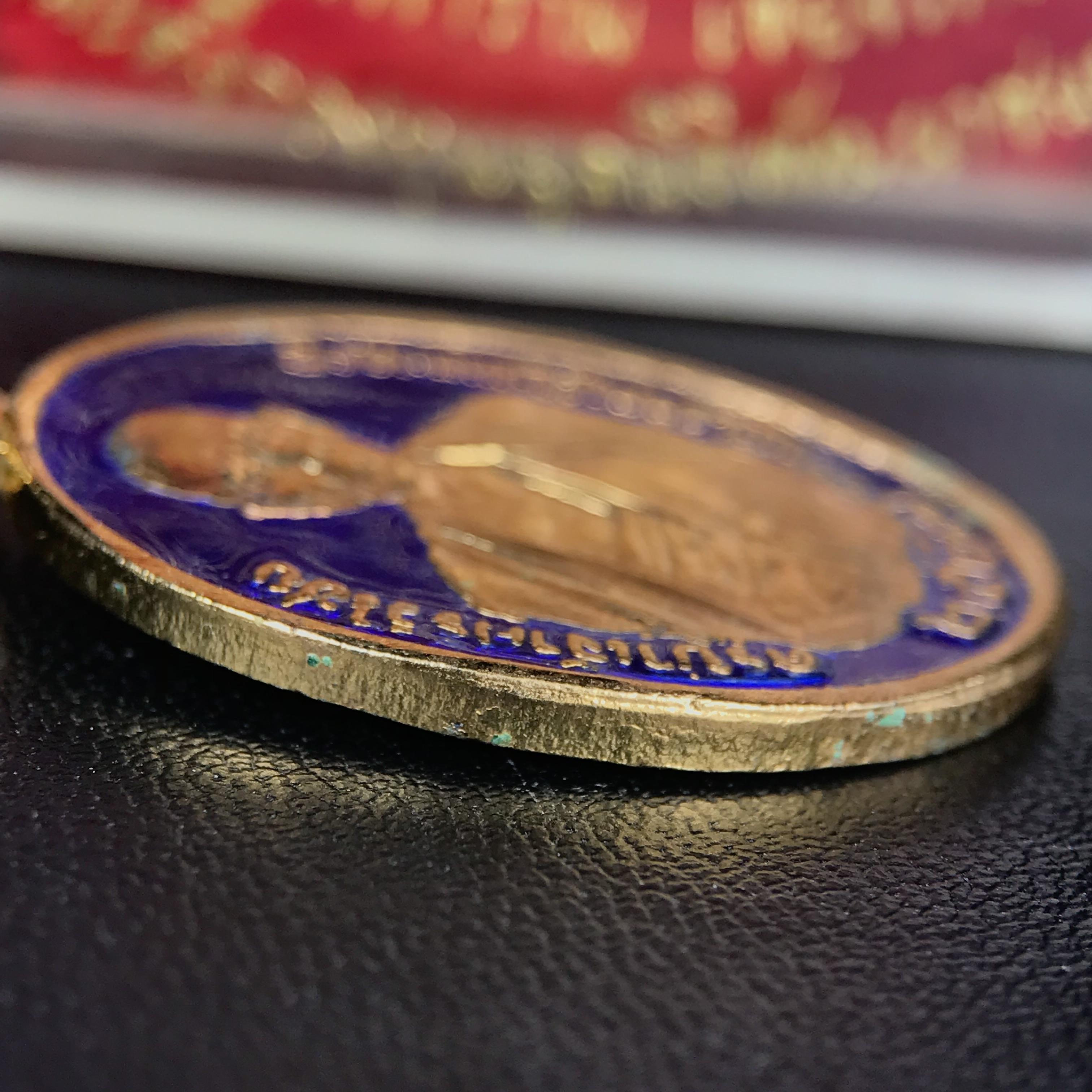 เหรียญครูบาศรีวิชัย รุ่น 50 ปี ถนนศรีวิไชยรำลึก หลัง ภปร. วัดบุพพาราม เชียงใหม่ เนื้อกะไหล่ทองลงยา พิมพ์เล็ก ดำเนินการจัดสร้างขึ้นเมื่อปี พ.ศ.2527 พิธีล้านนามหาพุทธาภิเษก รวมสุดยอดครูบาศิษย์ครูบาศรีวิชัย*เหรียญดีพิธีใหญ่ อีกหนึ่งรุ่น ที่แนะนำน่าเก็บบูชา*