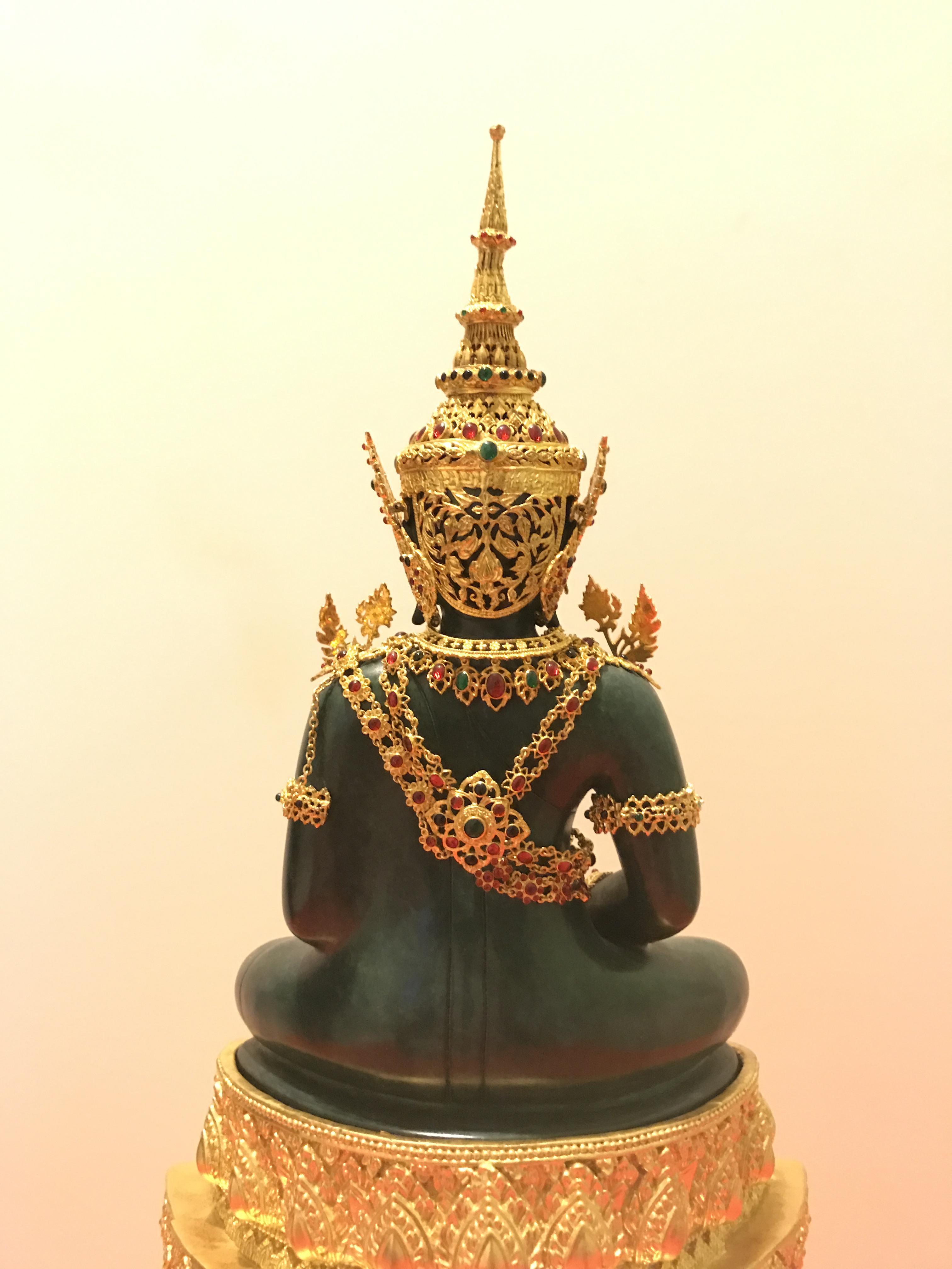 พระพุทธมหามณีรัตนปฏิมากร จำลอง (พระแก้วมรกต) ขนาดบูชาหน้าตัก 5 นิ้ว ตราสัญลักษณ์ ภ.ป.ร. รุ่นแรก ปี2547 เนื้อนวโลหะเคลือบสีเขียว(เครื่องทรงนวโลหะชุบทองไมครอน)