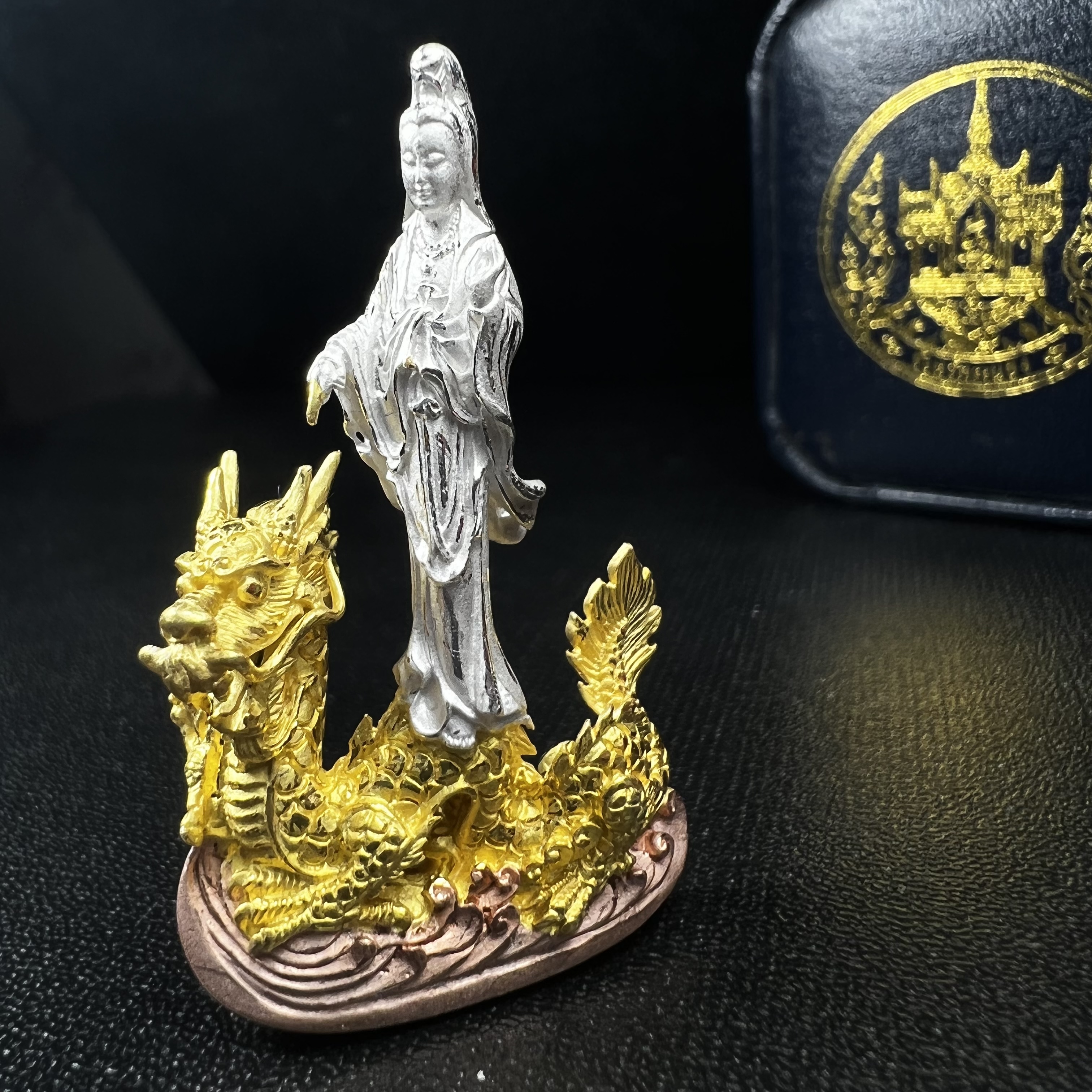 รูปหล่อลอยองค์พระโพธิสัตว์กวนอิม ทรงประทับมังกร จ.ระนอง เนื้อเงินสามกษัตริย์(พบเจอน้อยหายาก) พิมพ์ใหญ่(คัดสภาพผิวเดิม สวยงดงาม ทรงคุณค่า) เฉลิมฉลองในวโรกาสที่พระบาทสมเด็จพระเจ้าอยู่หัวทรงครองสิริราชสมบัติครบ 50 ปี จ.ระนอง พ.ศ.2539