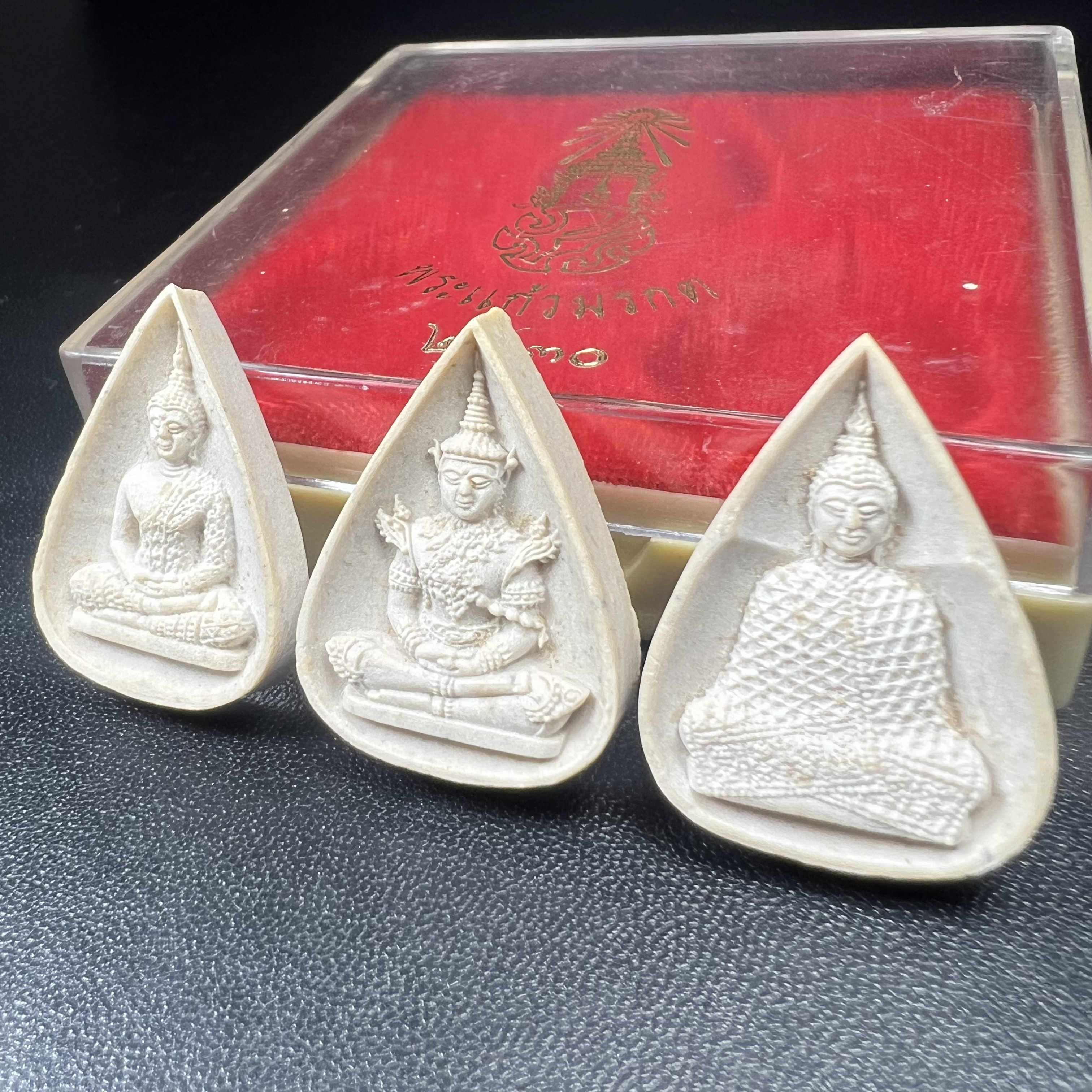 พระแก้วมรกต หลัง ภปร. เนื้อผง ปี2530 พระดี พิธีใหญ่ ประกอบพิธีพุทธาภิเษกพร้อมกับพิธีพระกริ่งปวเรศ ปี2530 วัดบวรนิเวศและวัดพระแก้ว(ครบชุดสามฤดูกล่องเดิมครบ)หายาก