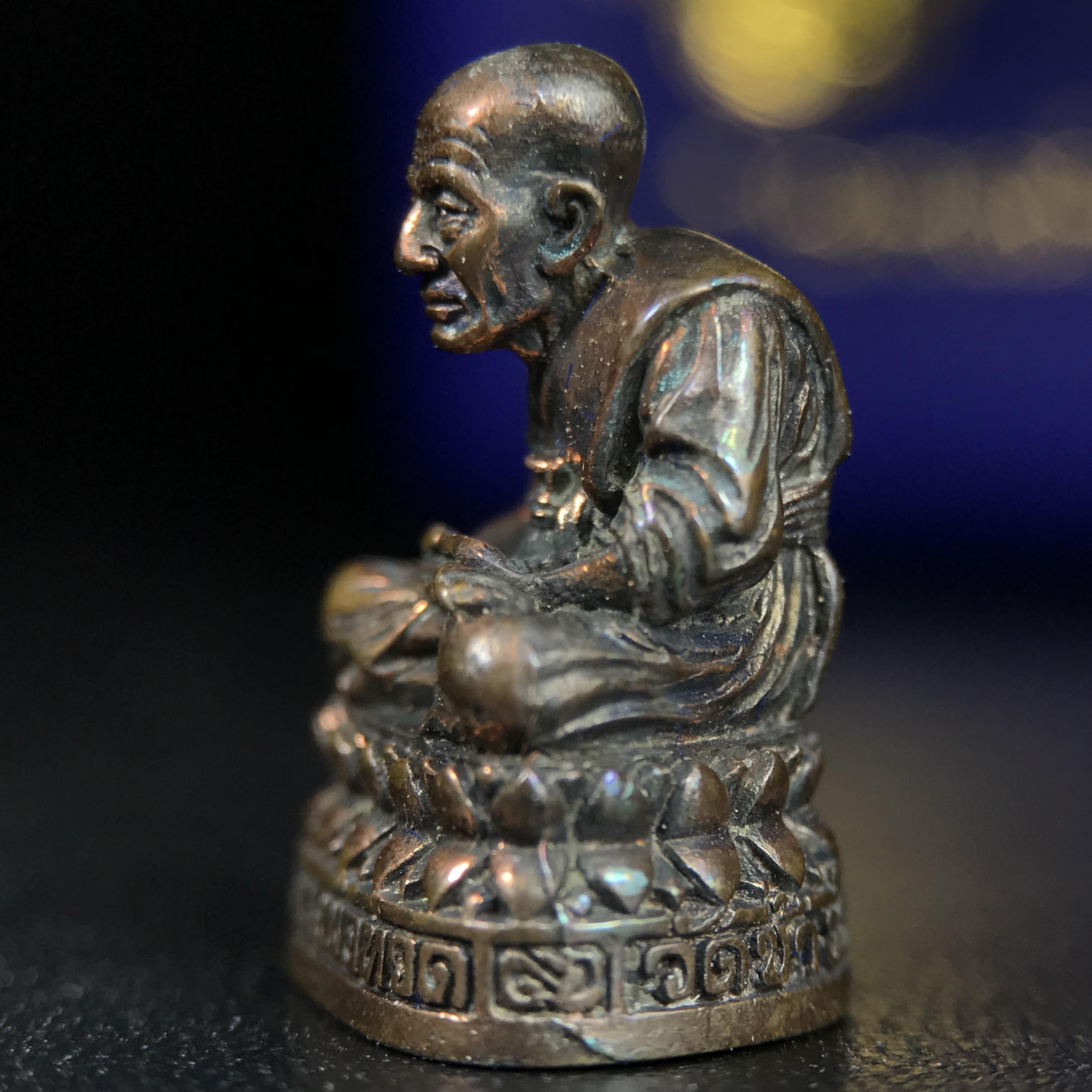 รูปเหมือนหล่อลอยองค์หลวงปู่ทวด รุ่น 111ปี กระทรวงกลาโหม เนื้อนวโลหะรมดำ-ปัดเงา ปี2540 พิธีใหญ่ เข้มขลัง นิยม พร้อมกล่องบรรจุเดิม(คัดสภาพสวยผิวเทพๆผิวรุ้งๆ)ทั้งพิธีทั้งพุทธศิลป์ทรงคุณค่าอีกหนึ่งรุ่นยอดนิยม