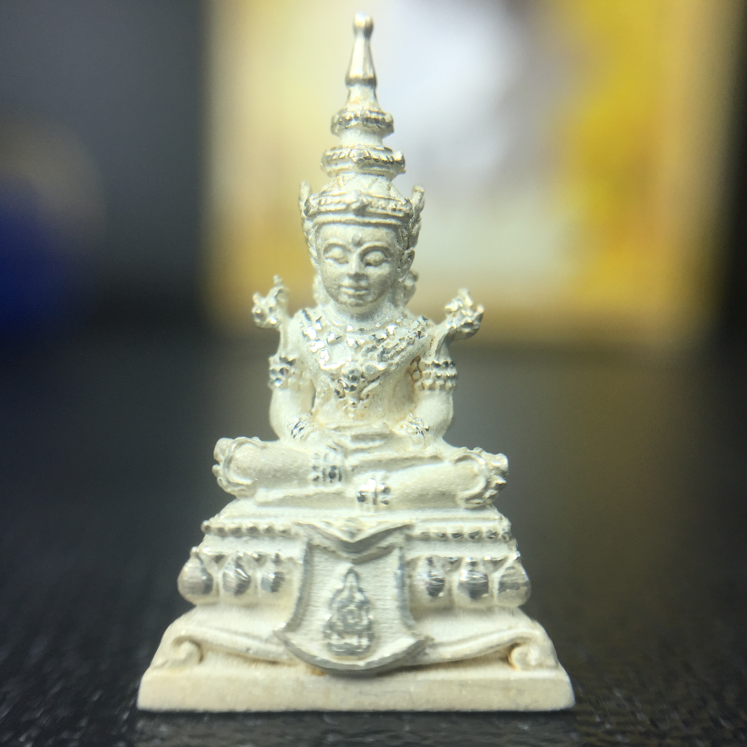 พระแก้วมรกต(จำลอง)ลอยองค์ ขนาดหน้าตัก 1/4 นิ้ว ทรงเครื่องฤดูร้อน เนื้อเงิน ตราสัญลักษณ์ฉลองสิริราชสมบัติครบ 60 ปี พ.ศ.2549