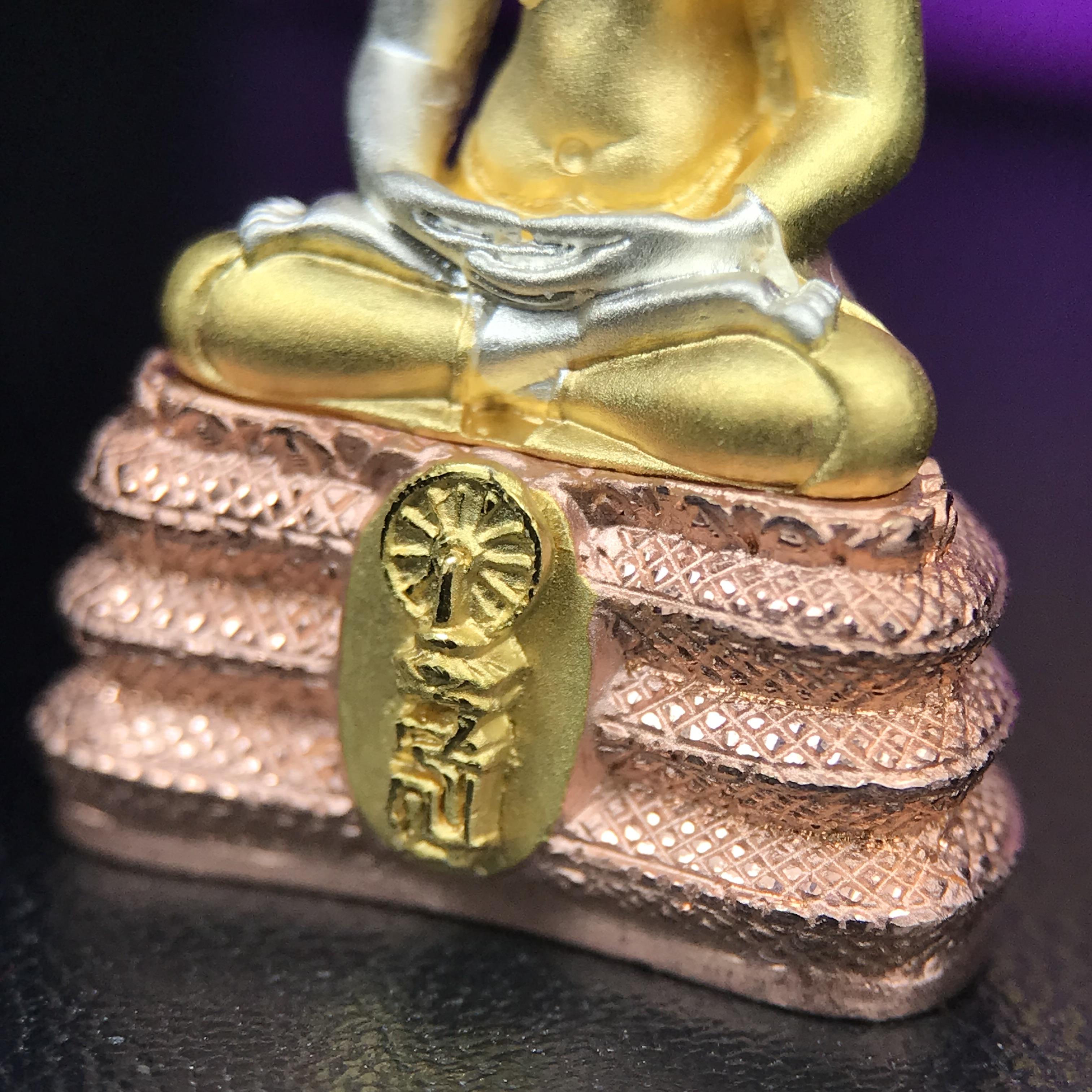 พระนาคปรก สธ. รุ่นสร้างพระอุโบสถเฉลิมพระเกียรติ 4 รอบ 84 พรรษา สมเด็จพระเทพรัตนราชสุดาฯ วัดบวรนิเวศวิหาร ปี 2543 พิมพ์ใหญ่ เนื้อเงินบริสุทธิ์ ชุบสามกษัตริย์แบบพ่นทรายขัดเงาบางส่วน(สภาพ สวย )พิธีใหญ่ พุทธศิลป์งดงาม หายาก (1 ใน 1999 องค์)