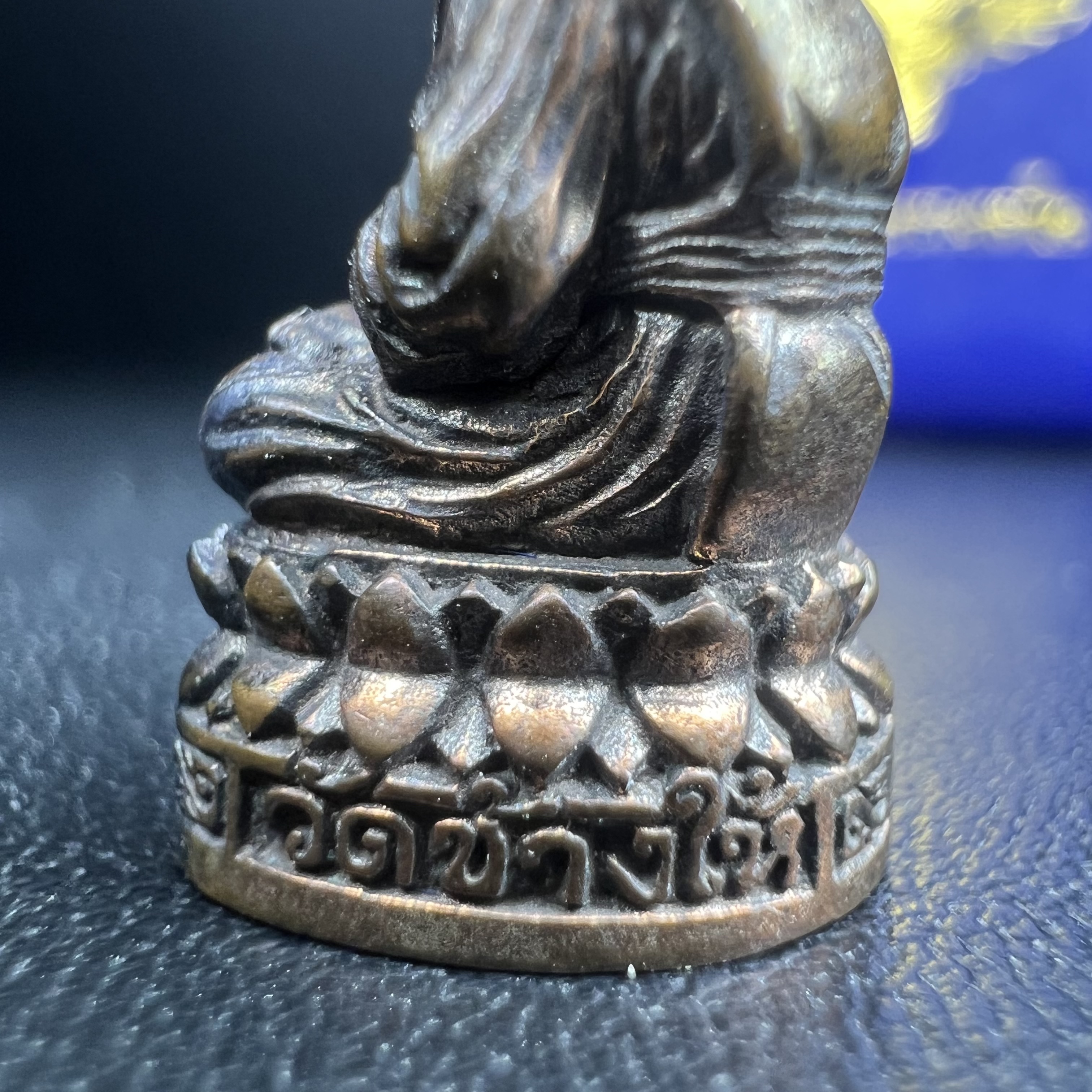 รูปเหมือนหล่อลอยองค์หลวงปู่ทวด รุ่น 111ปี กระทรวงกลาโหม เนื้อนวโลหะรมดำ-ปัดเงา ปี2540 พิธีใหญ่ เข้มขลัง นิยม พร้อมกล่องบรรจุเดิม(คัดสภาพสวยผิวเทพๆผิวรุ้งๆ)ทั้งพิธีทั้งพุทธศิลป์ทรงคุณค่าอีกหนึ่งรุ่นยอดนิยม