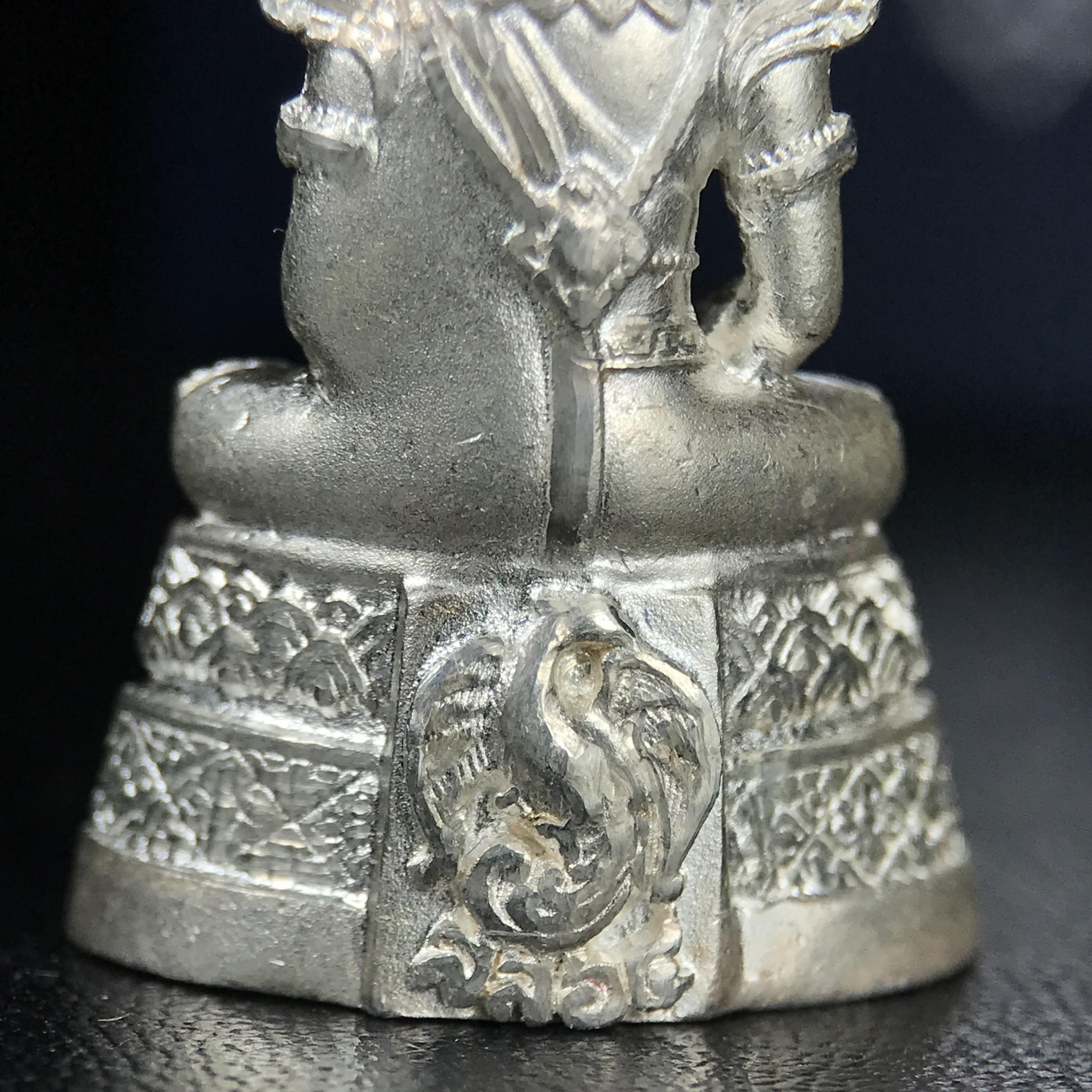 พระแก้วมรกต กรมสรรพสามิตจัดสร้างขึ้นเนื่องในโอกาสครบรอบ 64 ปีของกรมสรรพสามิต และเนื่องในวโรกาสที่พระบาทสมเด็จพระเจ้าอยู่หัวรัชกาลที่ 9 ทรงครองราชย์ครบ50ปีเมื่อ พ.ศ.2539 เนื้อเงินทรายนวลขัดเงา พร้อมกล่องบรรจุเดิมสวยครบสมบูรณ์