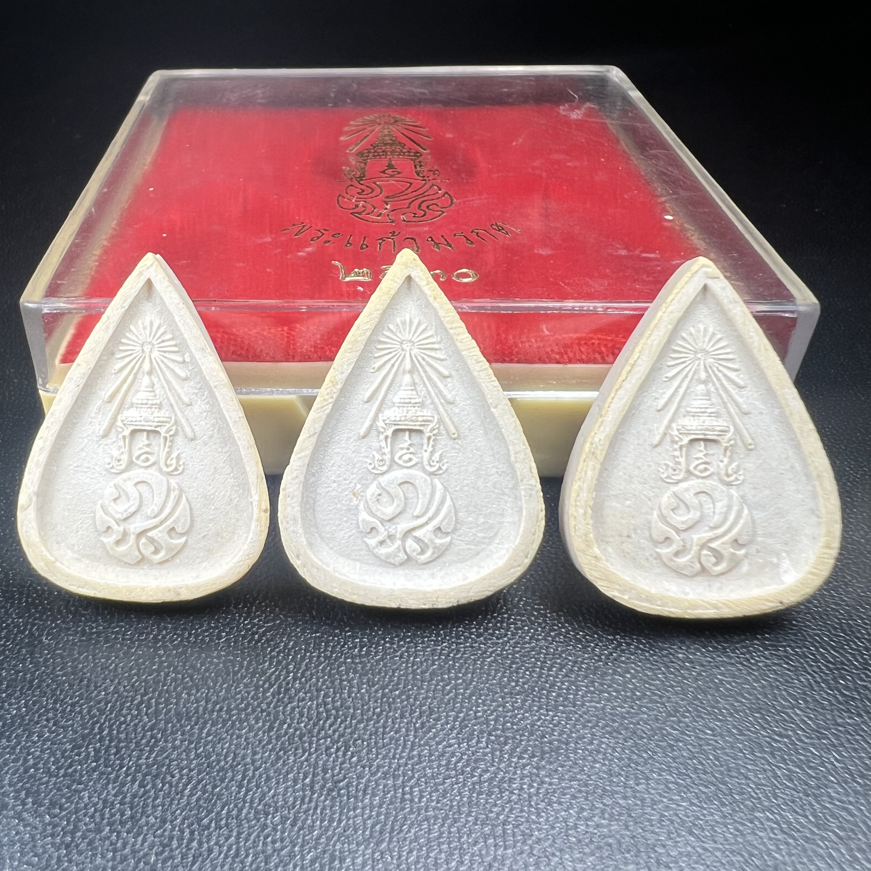 พระแก้วมรกต หลัง ภปร. เนื้อผง ปี2530 พระดี พิธีใหญ่ ประกอบพิธีพุทธาภิเษกพร้อมกับพิธีพระกริ่งปวเรศ ปี2530 วัดบวรนิเวศและวัดพระแก้ว(ครบชุดสามฤดูกล่องเดิมครบ)หายาก