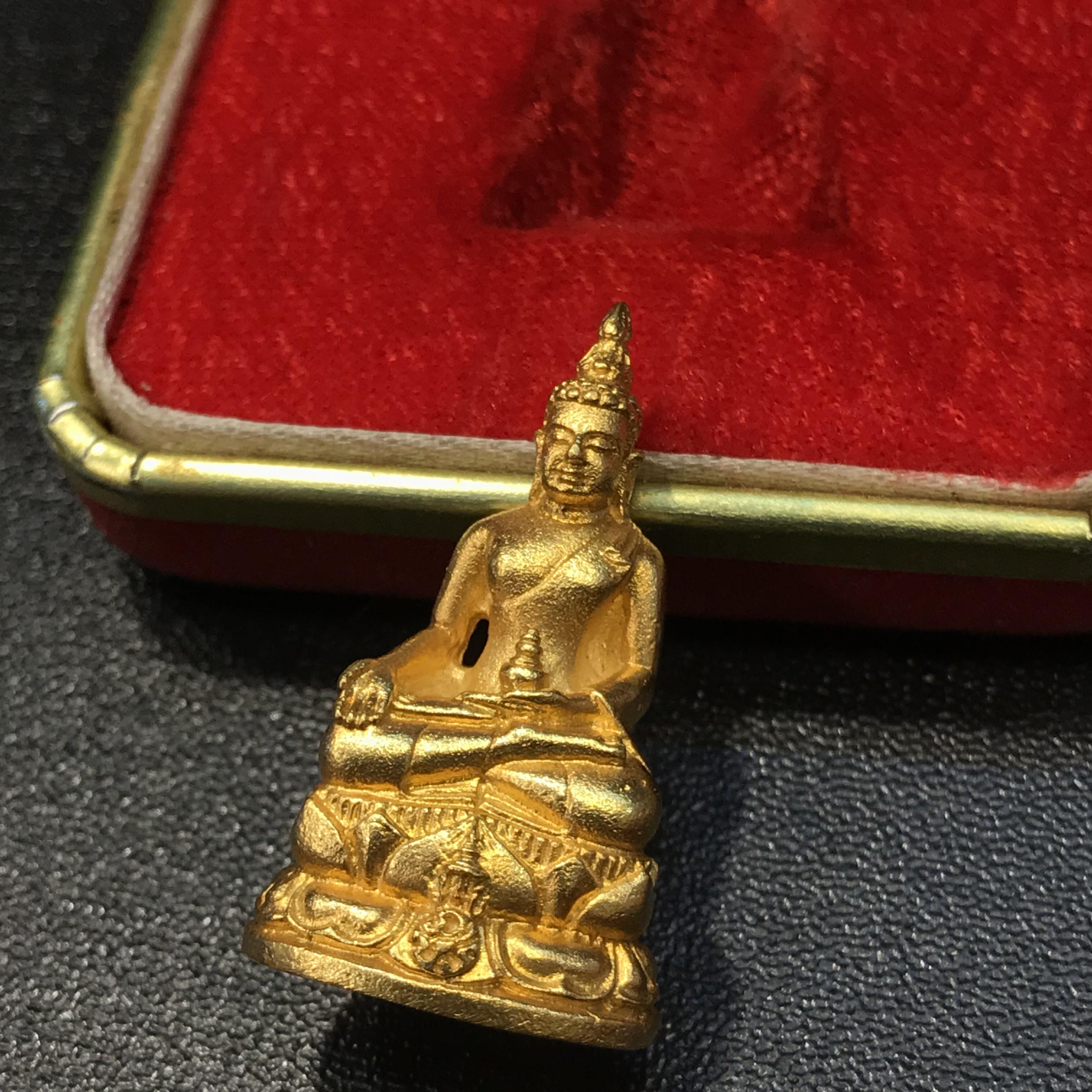 พระกริ่งไพรีพินาศ ภปร. รุ่นแรกของประเทศไทย วัดปทุมวนาราม เนื้อทองคำ ปี2535(ในหลวงรัชกาลที่9เสด็จเททอง)(สภาพสวยเดิมครบสมบูรณ์)