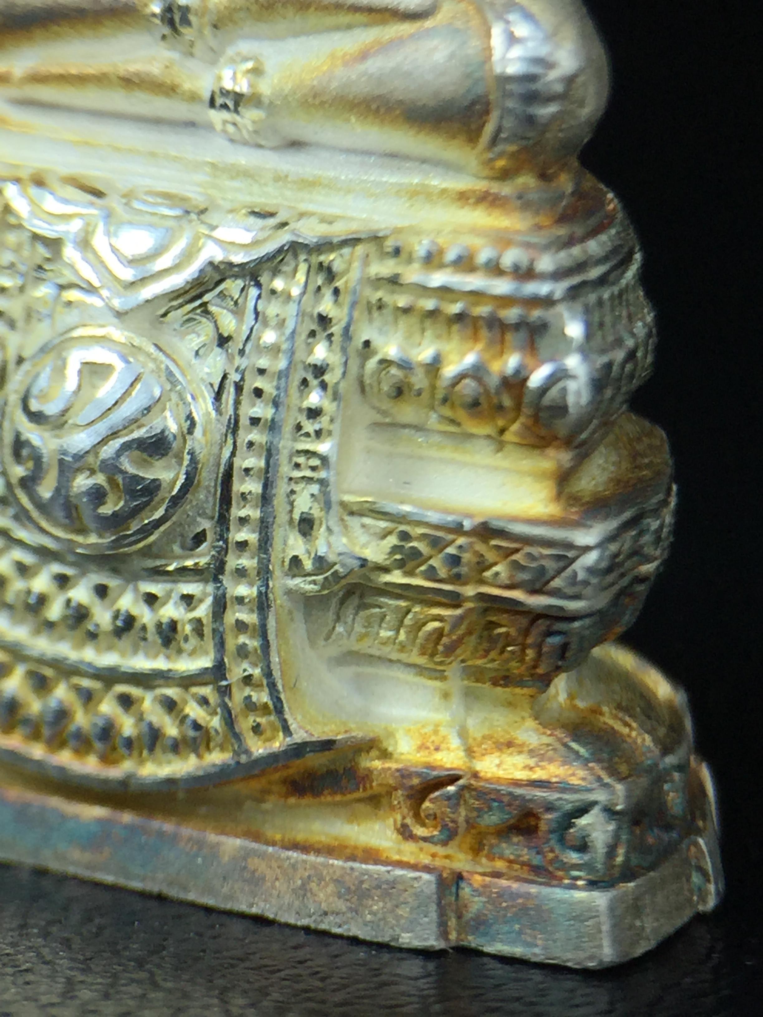 พระแก้วมรกต ภปร. ปี2547 จัดสร้างโดย รพ.ภูมิพลฯ ลอยองค์ หน้าตัก 1/2 นิ้ว เนื้อเงิน(สภาพผิวเดิมขึ้นสีรุ้งธรรมชาติ แบบนิยม สวยมากๆเสน่ห์พระเนื้อเงิน สีสันที่ธรรมชาติสรรค์สร้าง) งดงามทรงคุณค่าอีกหนึ่งรุ่นยอดนิยม หายาก(1ใน3000องค์)