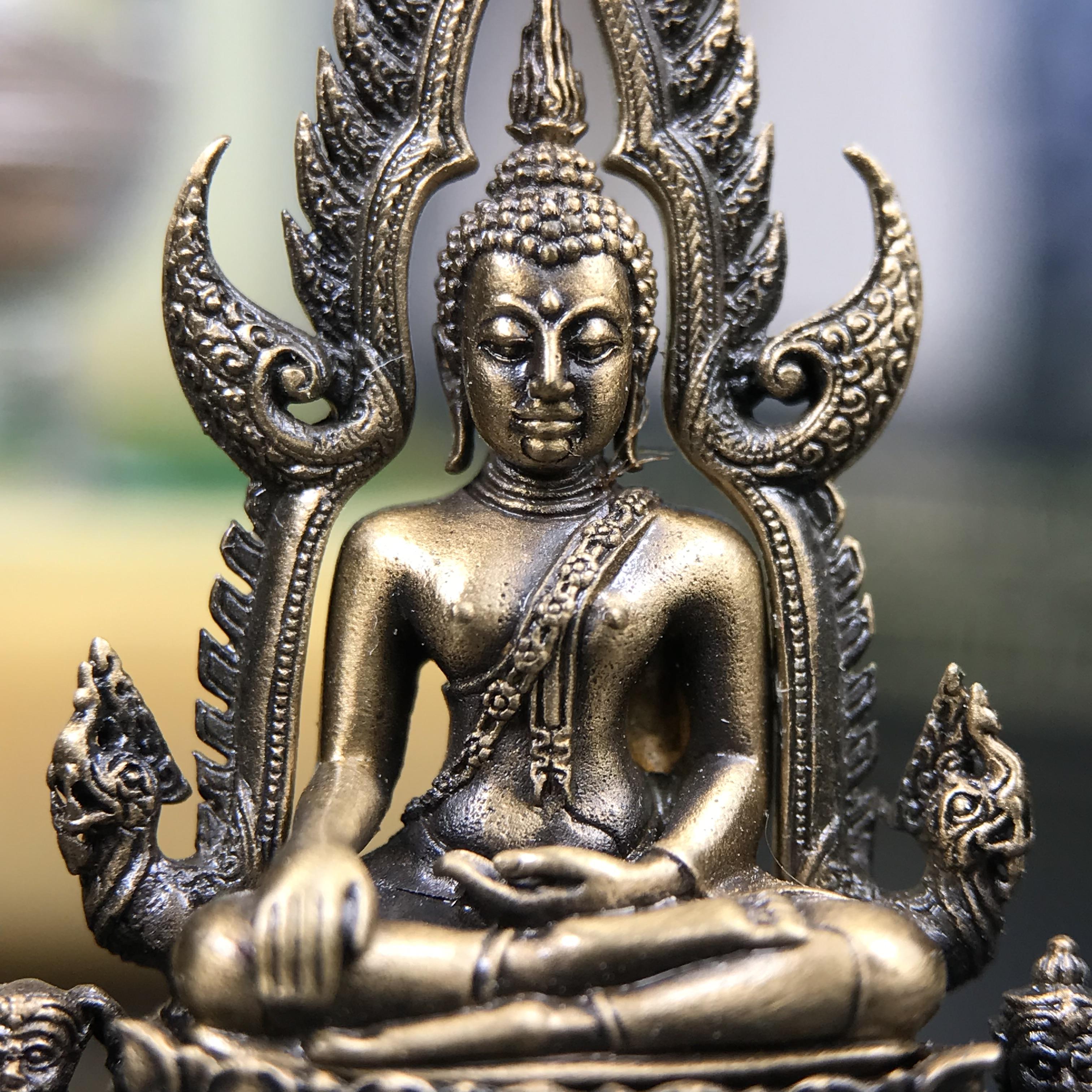 พระพุทธชินราช ภปร. 84 พรรษา ปี 2554 เนื้อบรอนซ์รมดำซาติน พิมพ์กลางขนาดหน้าตัก 1/2 นิ้ว(พระราชทานมวลสาร จิตรลดาและเส้นพระเจ้า(เส้นผม)รัชกาลที่9)พุทธศิลป์ทรงคุณค่าอีกหนึ่งรุ่นยอดนิยม(หมายเลข ๒๓๓๔))