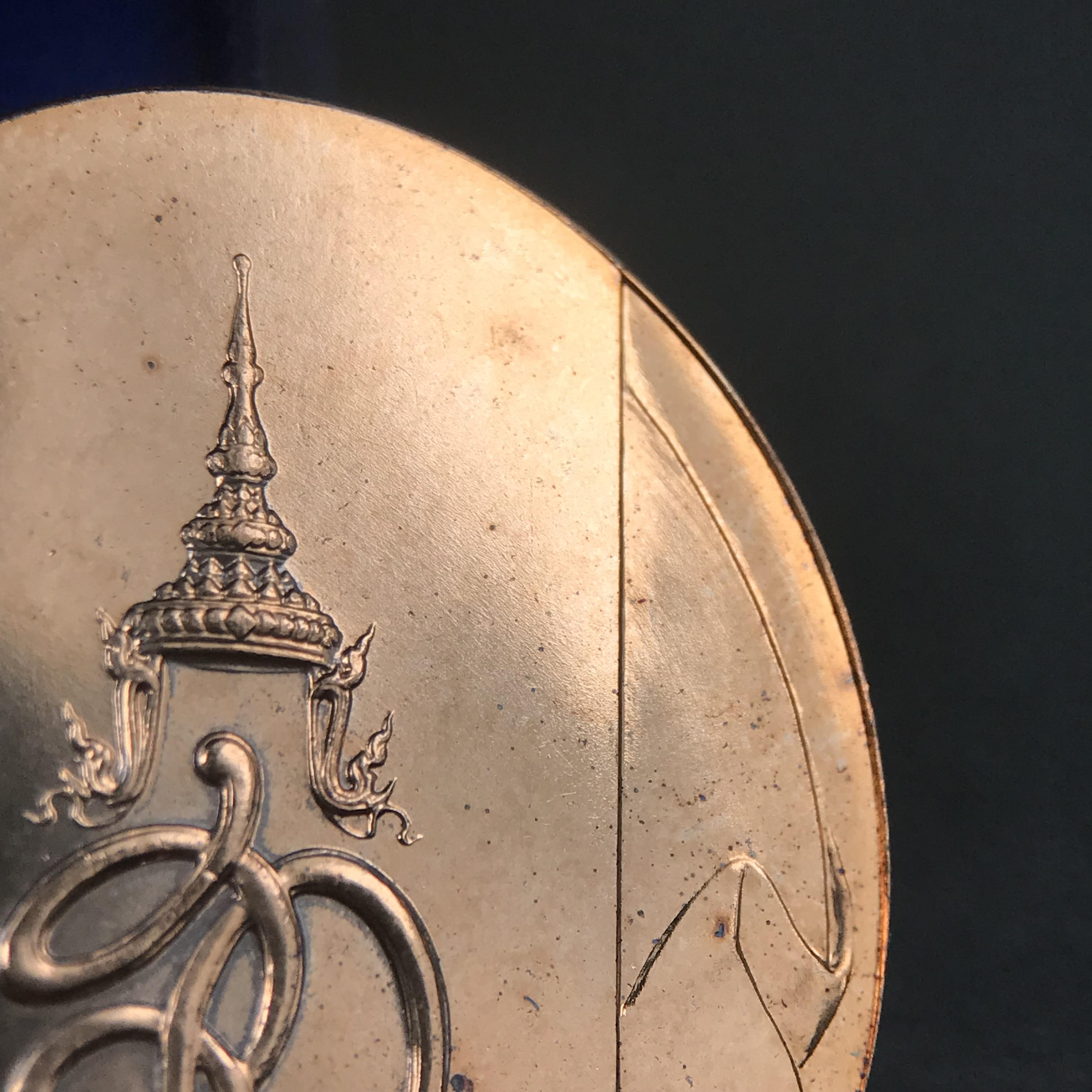 หลวงพ่อทวด พระนามาภิไธย สก. วัดห้วยมงคล จ.ประจวบคีรีขันธ์ ปี 2544(รุ่นแรก) เหรียญเนื้อนวโลหะ(Thai Bonze) ผลิตโดยโรงกษาปณ์ โมเน่ร์เดอปารีส ประเทศฝรั่งเศส สวยงดงามสภาพสวยกล่องใบรับรองครบสมบูรณ์(คุ้มครองแคล้วคลาด พิธีใหญ่) องค์หมายเลข 1807 (1 ใน 2999 เหรียญ)