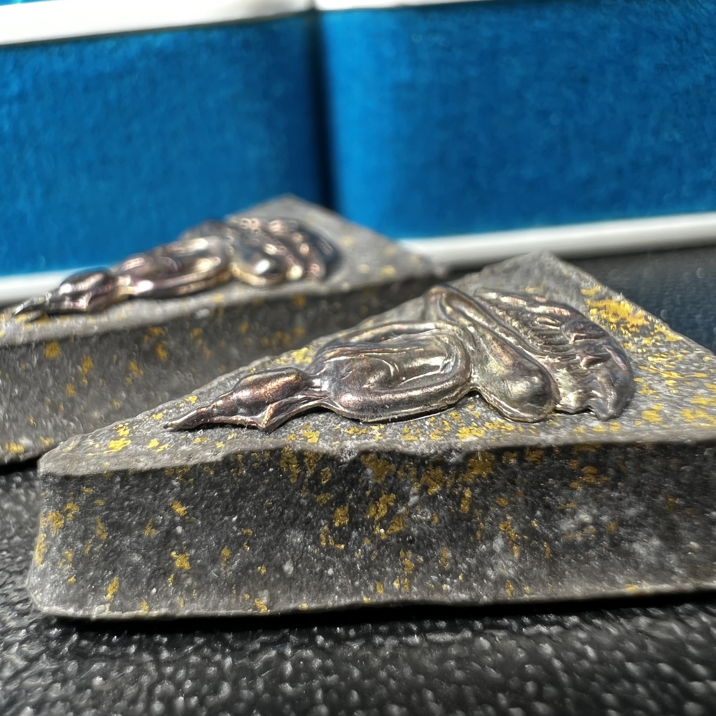 พระกำลังแผ่นดิน พระราชทาน วัดบวรนิเวศวิหาร ปี2539 พิมพ์เล็กหน้ากากเงิน (ในหลวง รัชกาลที่ 9 พระราชทานมวลสารจิตรลดา)นิยมหายาก