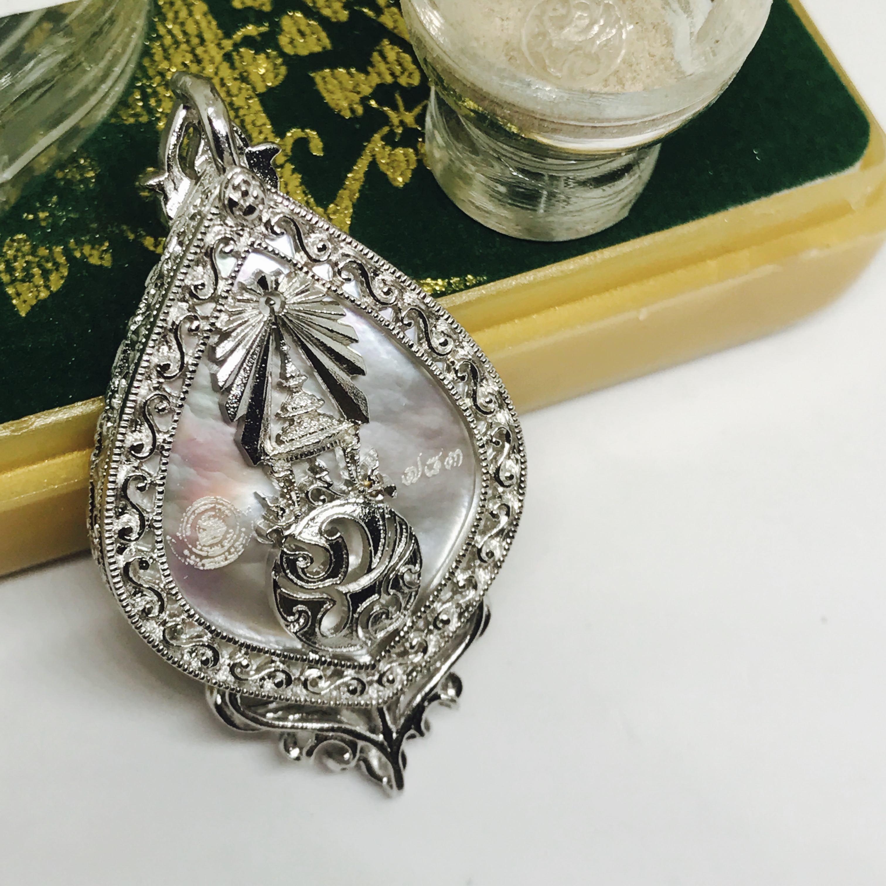 เหรียญพระพุทธชินราช(จำลอง) ภ.ป.ร. 84พรรษา ทรงหยดน้ำ เนื้อเงินชุบทองคำขาว