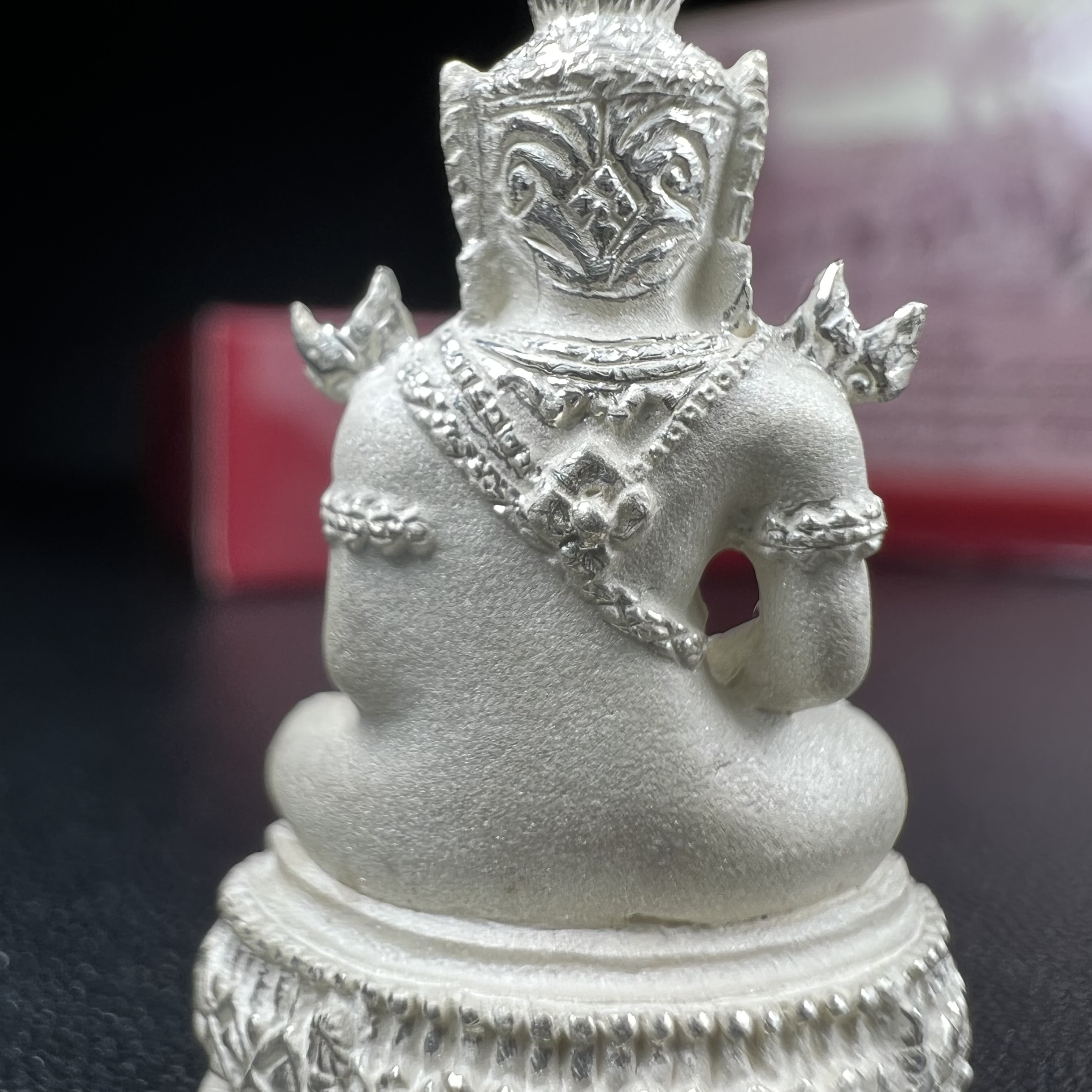 พระแก้วมรกต ภปร.(รุ่นแรก) ปี2545 รุ่นฉลองกรุงรัตนโกสินทร์ครบ 220 ปี พิมพ์ลอยองค์ใหญ่ เนื้อเงินบริสุทธิ์ 92.5% ขนาด 19*35 มม. พร้อมกล่องบรรจุดิม สวยครบสมบูรณ์