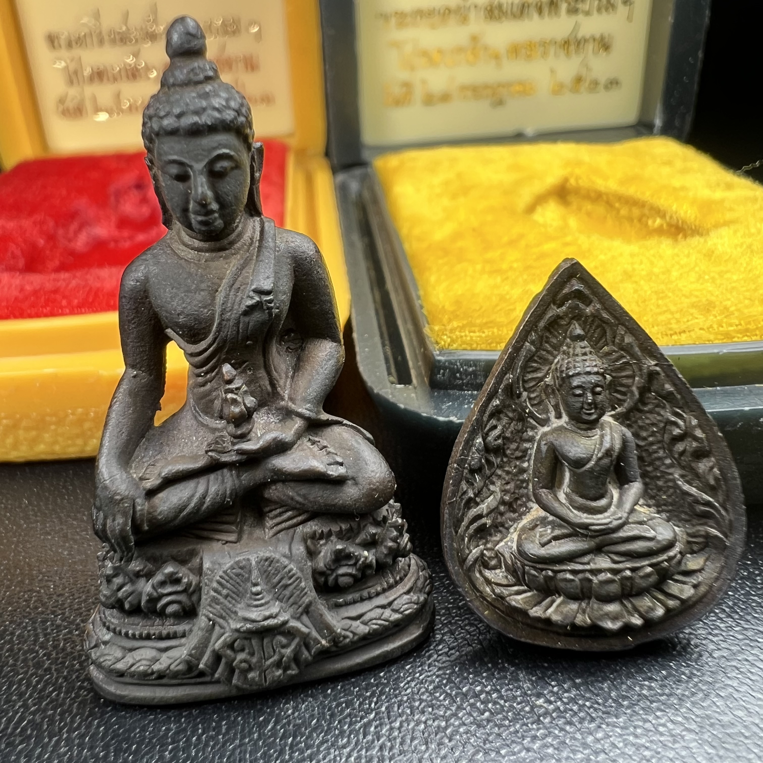 พระกริ่ง+พระหยดน้ำ มวก(รุ่นแรก)พระราชทาน ปี2523 วัดบวรนิเวศวิหาร เนื้อนวโลหะกล่องบรรจุเดิม(คัดสวยคมชัด เนื้อนวโลหะเข้มขลังตามแบบฉบับงานแกะแม่พิมพ์โดย นายช่างเกษม มงคลเจริญ แบบนิยม พร้อมกล่องบรรจุเดิม)(หลวงปู่โต๊ะร่วมปลุกเสก)