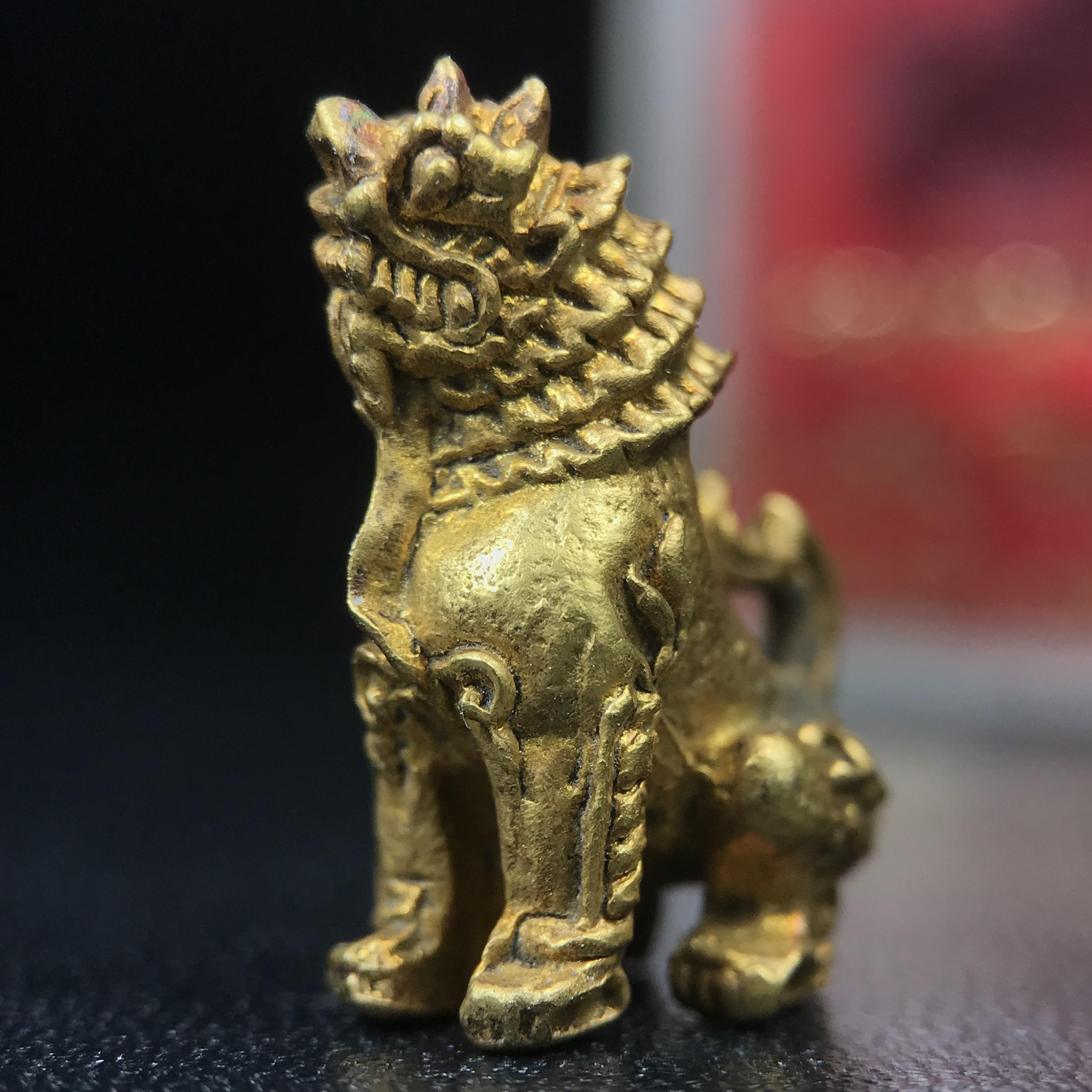 สิงห์เจ้าพ่อดำ วัดบุพพาราม จ.เชียงใหม่ ปี 2518 เนื้อกะไหล่ทอง(ตอก 2 โค๊ต)หายาก(สภาพผิวเดิมสวยเดิมกล่องครบ) สิงห์รุ่นนี้มีพิธีดีมีเกจิอาจารย์ที่ร่วมปลุกเสกมากมาย****เครื่องราง ที่พระบาทสมเด็จพระเจ้าอยุ่รัชกาลที่ ๙ ทรงเสด็จฯประกอบพิธีด้วยพระองค์เอง