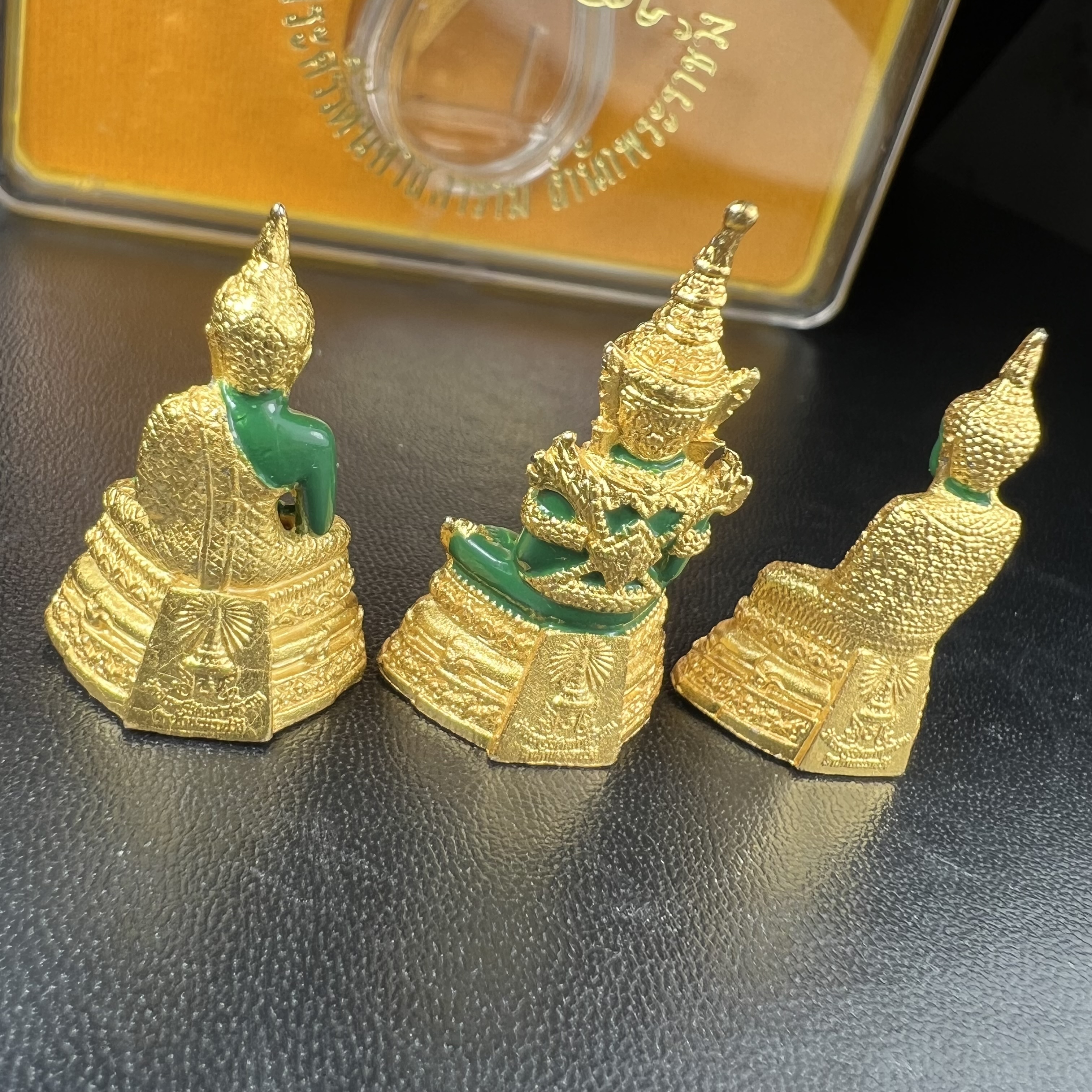 พระพุทธมหามณีรัตนปฏิมากร(พระแก้วมรกต) วัดพระศรีรัตนศาสดาราม สำนักพระราชวัง จัดสร้าง ชุด3 ฤดู ร้อน ฝน หนาว(บรรจุมวลสารใต้ฐาน)