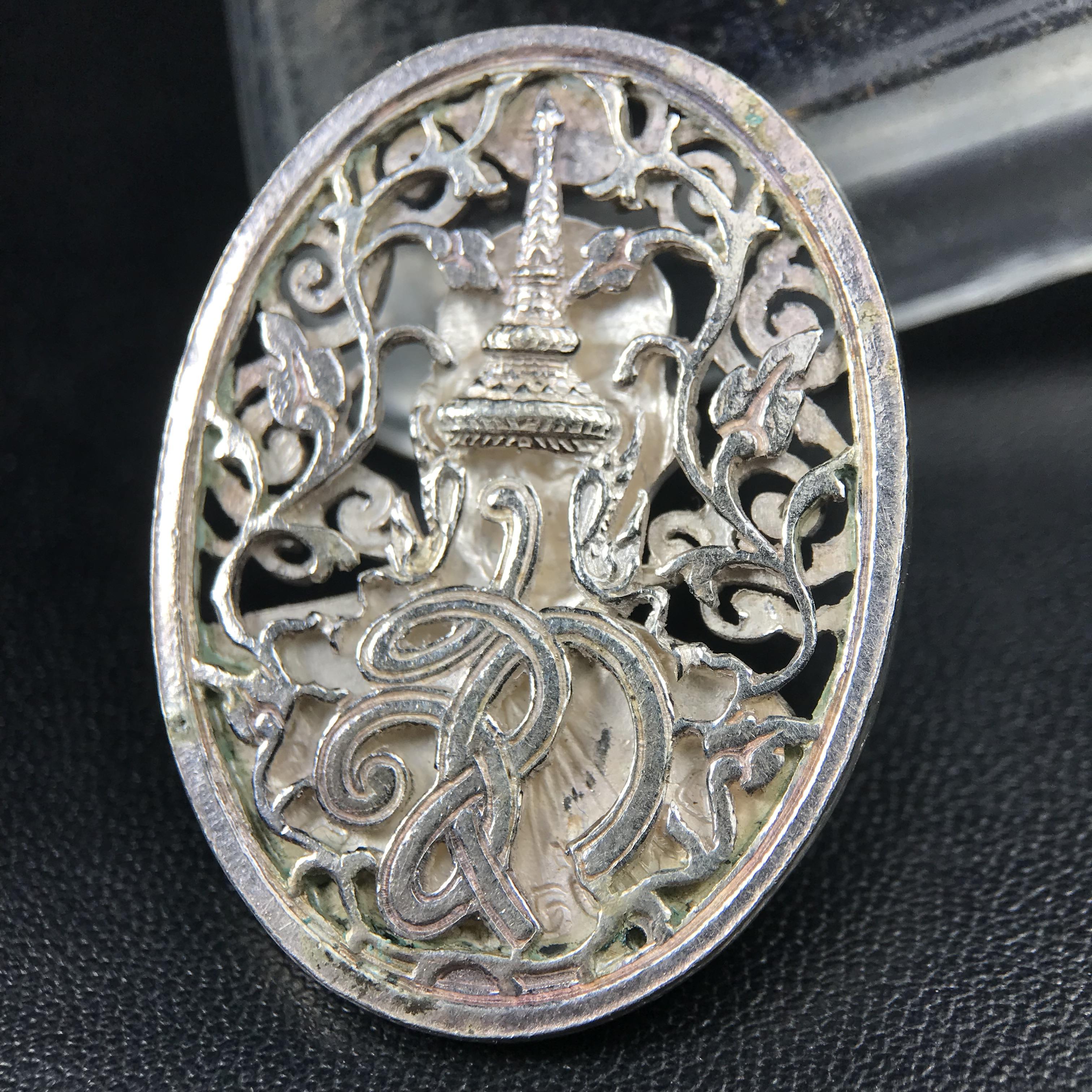 เหรียญหลวงพ่อคูณ ปริสุทโธ วัดบ้านไร่ รุ่น สก. ปี 2536 พิมพ์ลายฉลุ เนื้อเงิน(สวย งดงาม หายาก) งานมหามงคลเฉลิมพระชนมพรรษา 5 รอบ สมเด็จพระบรมราชินีนาถ จัดสร้างโดย กองพลทหารราบที่๒ ทหารเสือราชินี รักษาพระองค์ (พิธีใหญ่ ประวัติชัดเจน อีกหนึ่งรุ่นยอดนิยม)