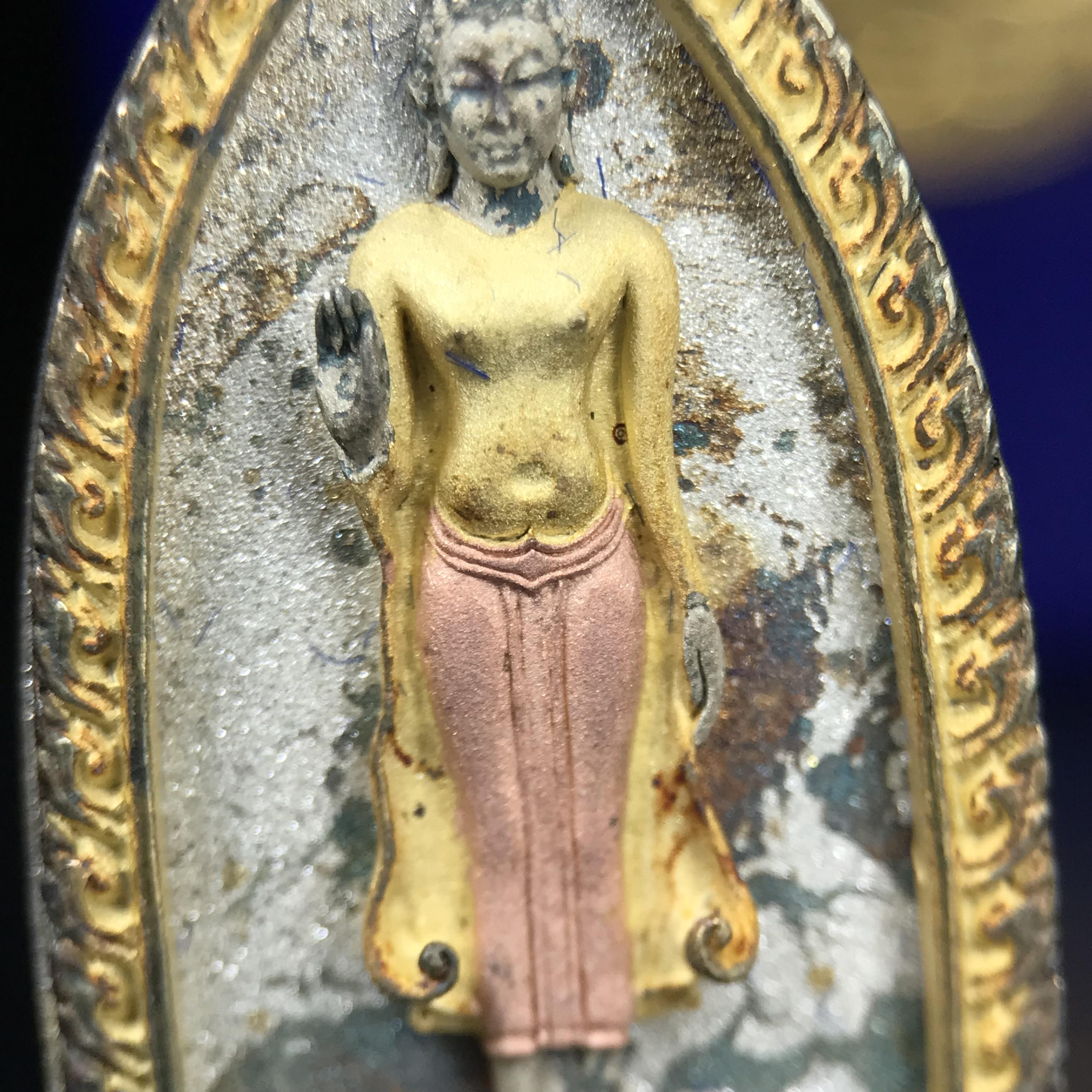 พระพุทธกาญจนพรสยามภูมิ ภปร. ปี 2539 เนื้อเงินสามกษัตริย์พื้นทรายประกาย(ผิวเดิมสวย) พิมพ์ทรงใบขนุน ขนาด3.2ซม. พระพุทธรูปประจำพระชนมวาร รัชกาลที่9 จัดสร้างในวโรกาสทรงครองสิริราชสมบัติครบ50ปี(องค์หมายเลขมหามงคลเลข ๙๙๙(เจริญก้าวหน้าในทุกด้าน)(1 ใน 5000 องค์)