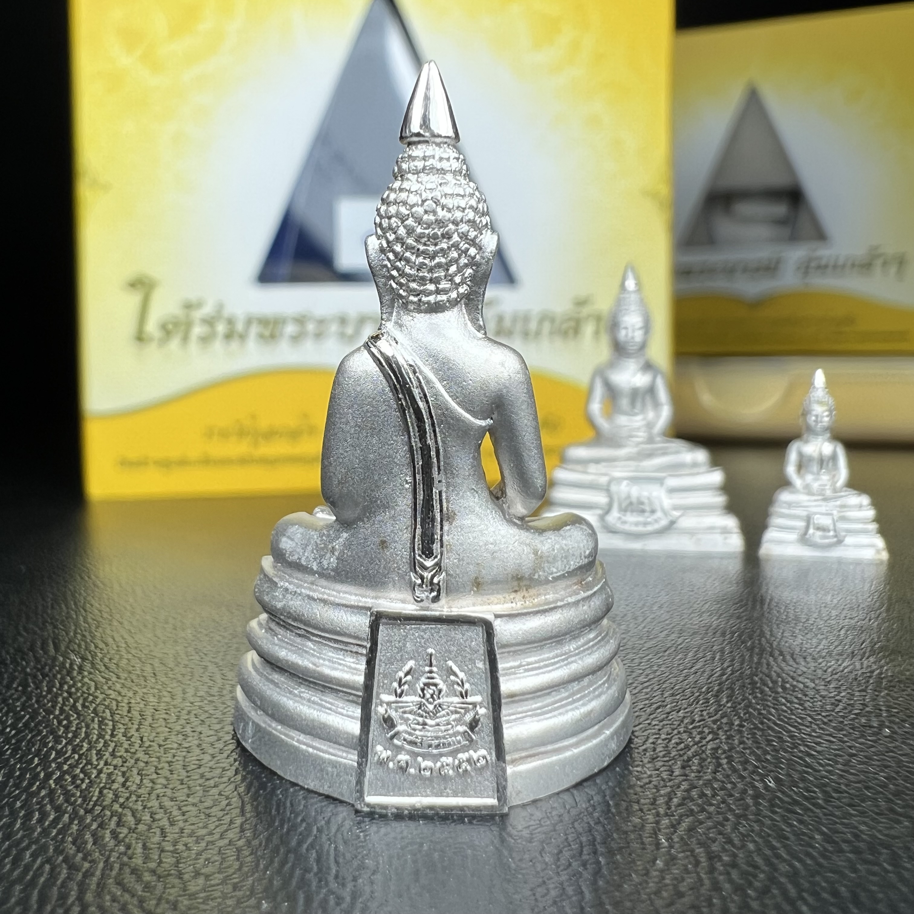 พระพุทธโสธร คุ้มเกล้าฯ ภปร.(ใต้ร่มพระบารมี คุ้มเกล้า) 60ปี รพ.ภูมิพลฯ พ.ศ.2552 เนื้อเงิน ชุบทองคำขาว(ลอยองค์พิมพ์ ใหญ่+กลาง+เล็ก)(1ชุด 3 พิมพ์ ครบทุกแบบที่จัดสร้าง)1 ใน 5000 ชุด ครบชุดหายาก