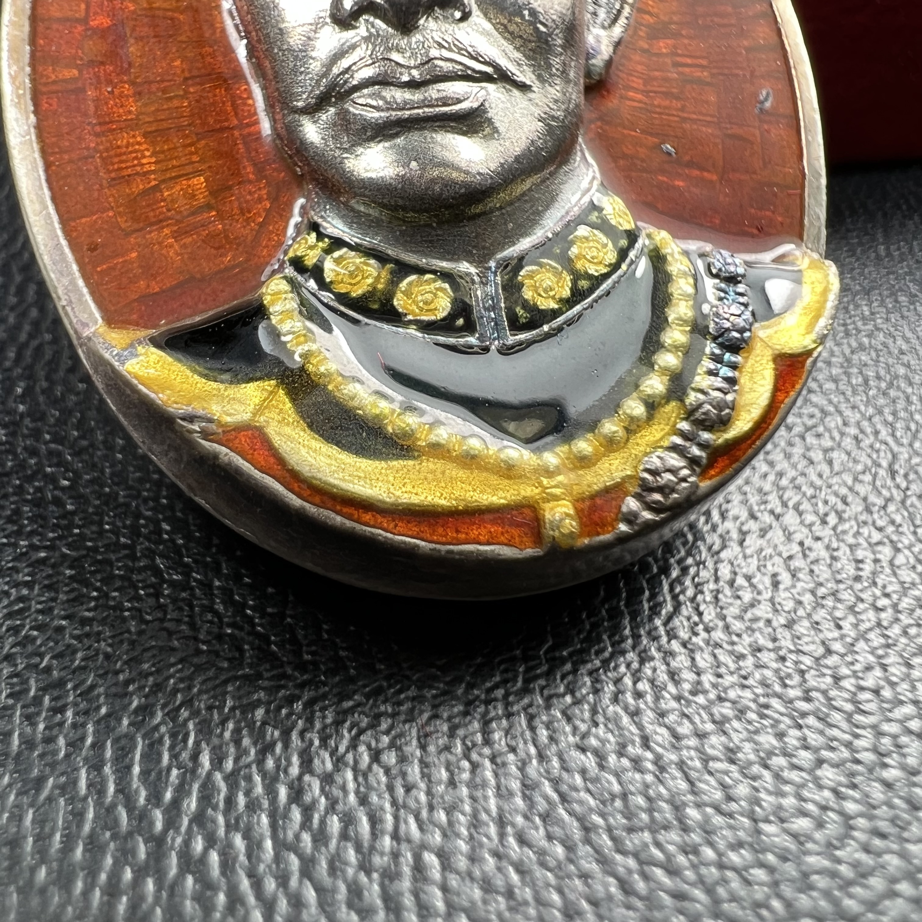 เหรียญพระบรมรูปเหมือนสมเด็จพระเจ้าตากสินมหาราช รุ่นโชคมงคล ปี 2545 เนื้อเงินลงยา พิธีเทวาภิเษก ณ อนุสาวรีย์ วัดพิชัยสงคราม ณ พระวิหารสมเด็จพระเจ้าตากสินมหาราช วัดอินทาราม ธนบุรี พิธีบวงสรวงขอบารมี ณ อนุสาวรีย์พระเจ้ากรุงธนบุรี วงเวียนใหญ่(พิธีใหญ่สภาพสวย)