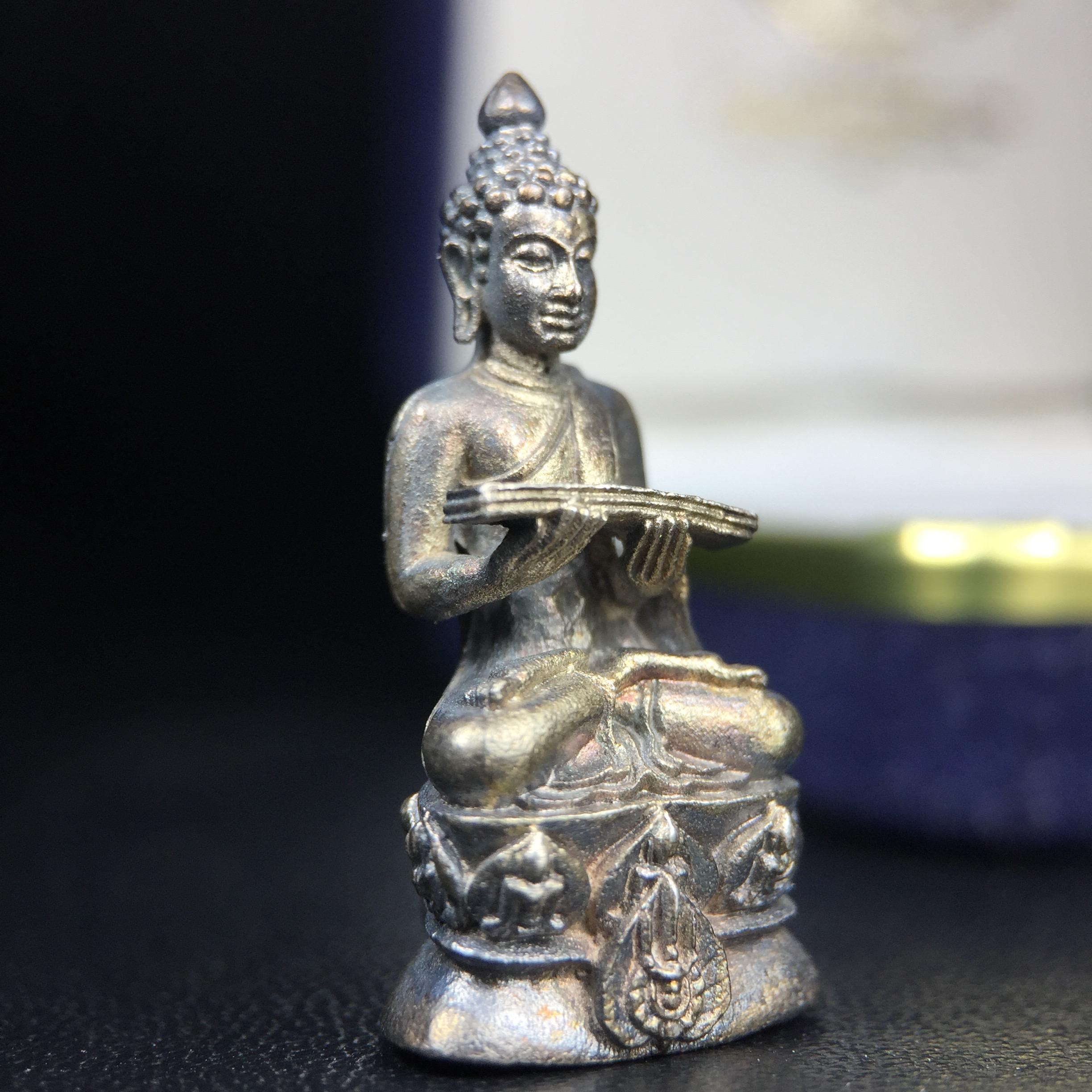 พระกริ่งปรมานุชิตชิโนรส วัดพระเชตุพนวิมลมังคลาราม(วัดโพธิ์) ปี2533 เนื้อเงิน ( ในหลวงรัชกาลที่9เสด็จเททอง)พิธีใหญ่ งดงามด้วยพุทธศิลป์เปี่ยมด้วยพุทธคุณ อีกหนึ่งรุ่นที่แนะนำสะสมบูชา