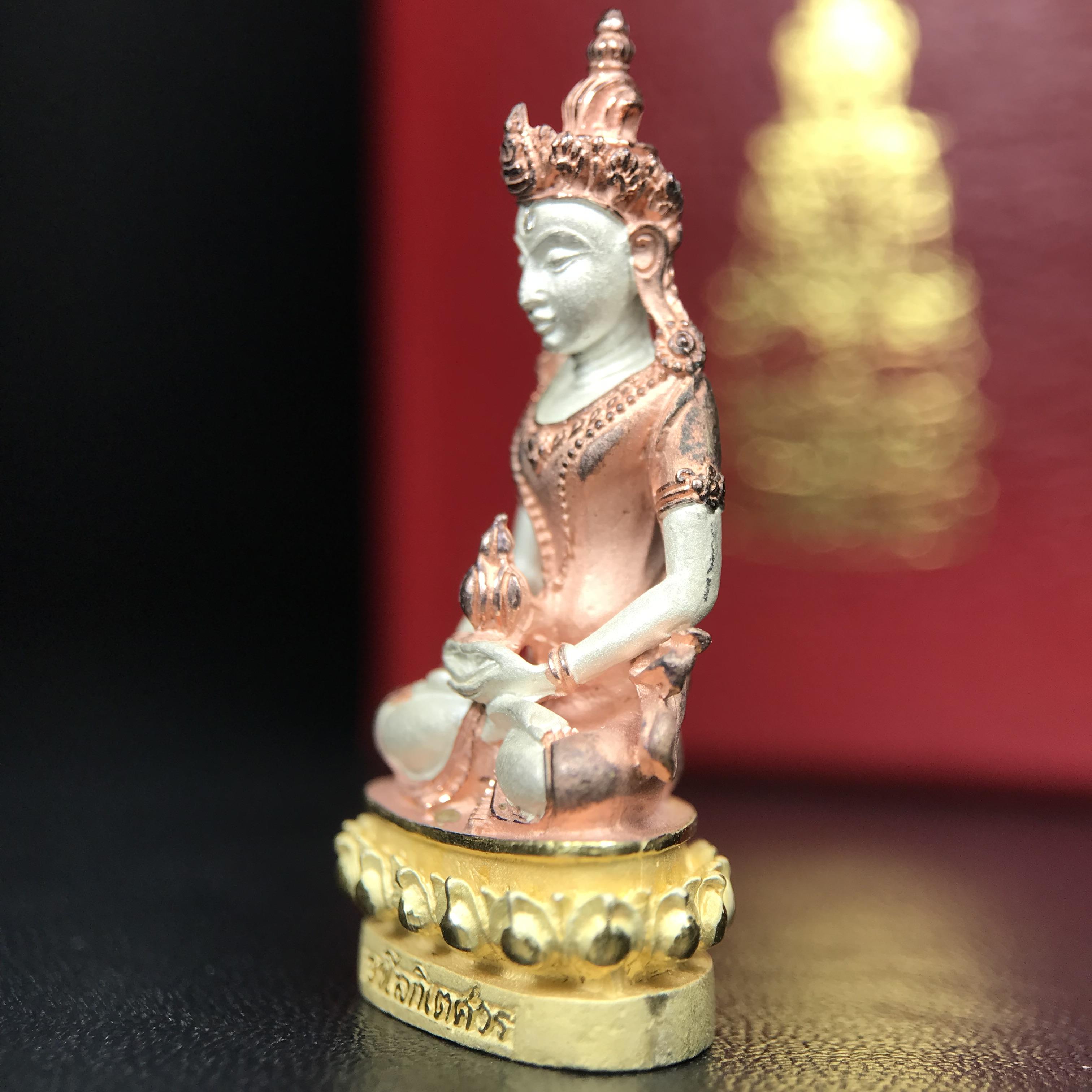 พระกริ่งอวโลกิเตศวร ( เจ้าแม่กวนอิม ) วัดโพธิ์แมนคุณาราม รุ่นอุดมโภคทรัพย์ พ.ศ.2539 เนื้อเงิน 3 กษัตริย์ (องค์พิเศษกรรมการ ฝังเพชรตำแหน่งดวงตาที่สามกลางหน้าผาก 1 เม็ด)(อีกหนึ่งรุ่นยอดนิยม พุทธศิลป์สวยงดงาม)***องค์พิเศษกรรมการฝังเพชร พบเจอน้อยหายากมาก***