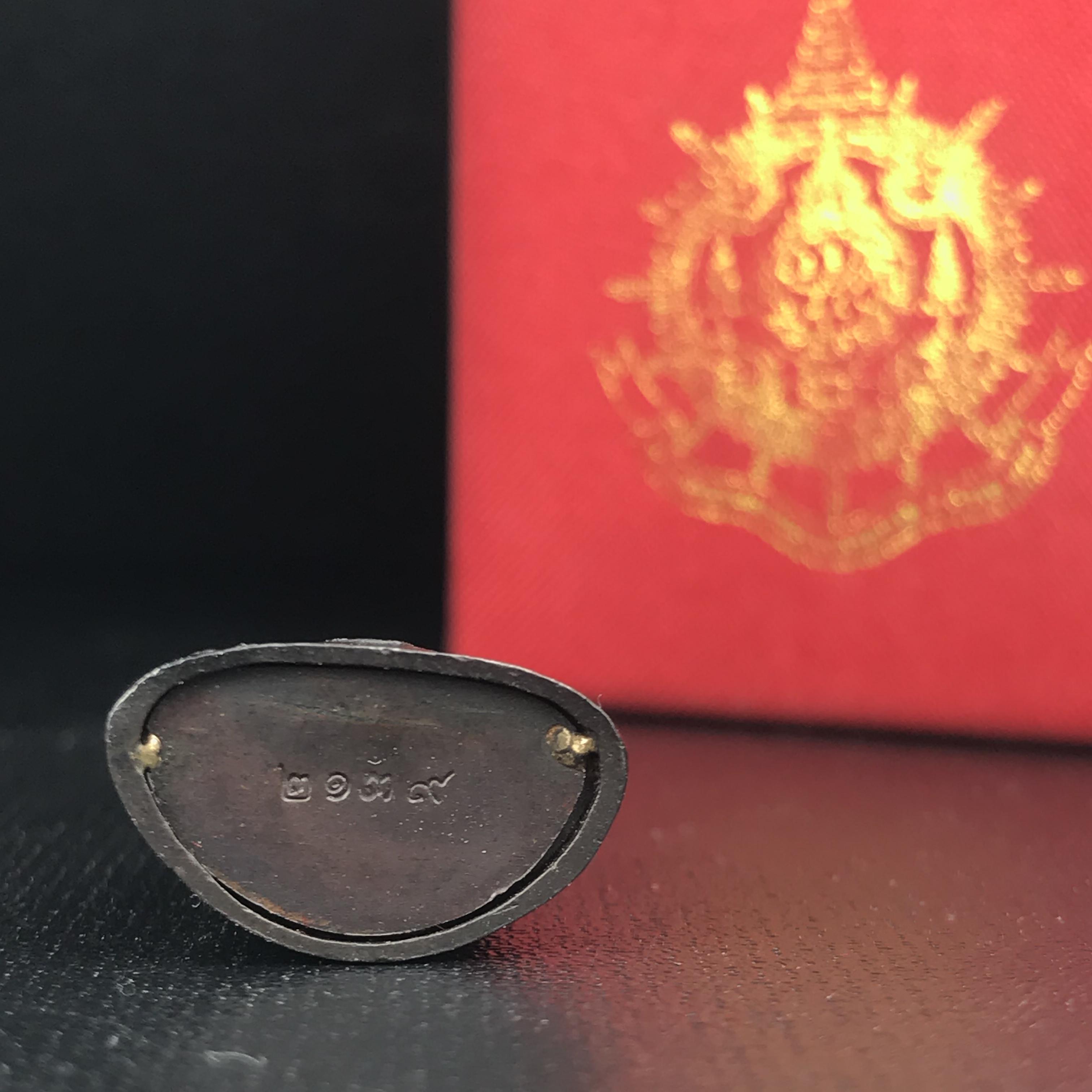 พระกริ่งไพรีพินาศ เฉลิมพระเกียรติ พระบาทสมเด็จพระเจ้าอยู่หัวรัชกาลที่9 พระชนมพรรษา 6 รอบ ปี2542 เนื้อนวโลหะผสมทองคำ(บรรจุเหล็กไหล)ดีนอก-ดีใน