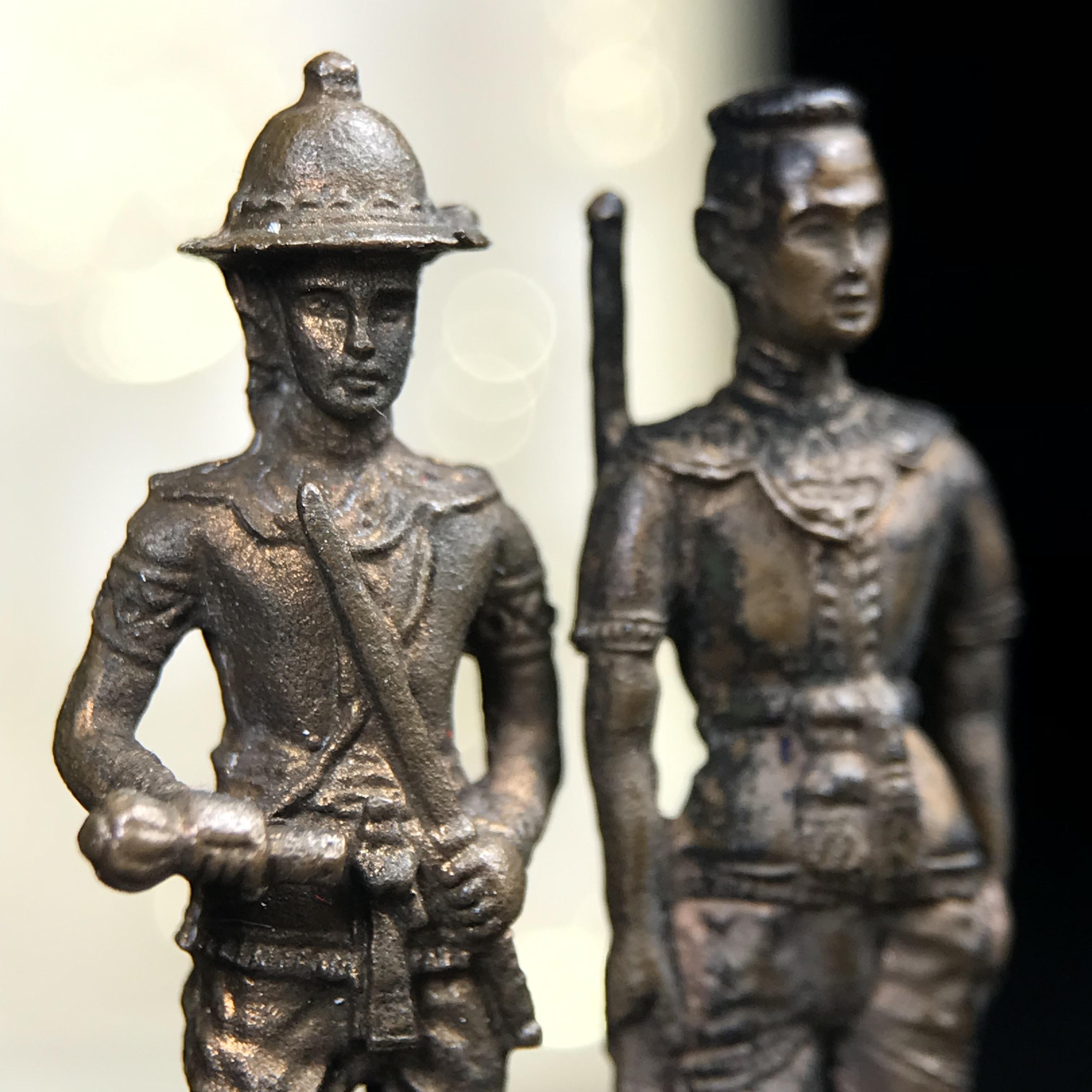 พระกริ่งสมเด็จพระนเรศวร-พระกริ่งสมเด็จพระเอกาทศรถ กองทัพภาคที่3จัดสร้าง ปี2517 เนื้อนวโลหะครบชุด 2องค์กล่องบรรจุเดิมครบสมบูรณ์(หายาก)(1ใน 300ชุด)(ในหลวง ร.9 เสด็จในพิธี)ปลุกเสกโดยพระคณาจารย์ชื่อดังในยุคนั้น7วัน7คืน(หลวงปู่โต๊ะ วัดประดู่ฉิมพลี ร่วมปลุกเสก)