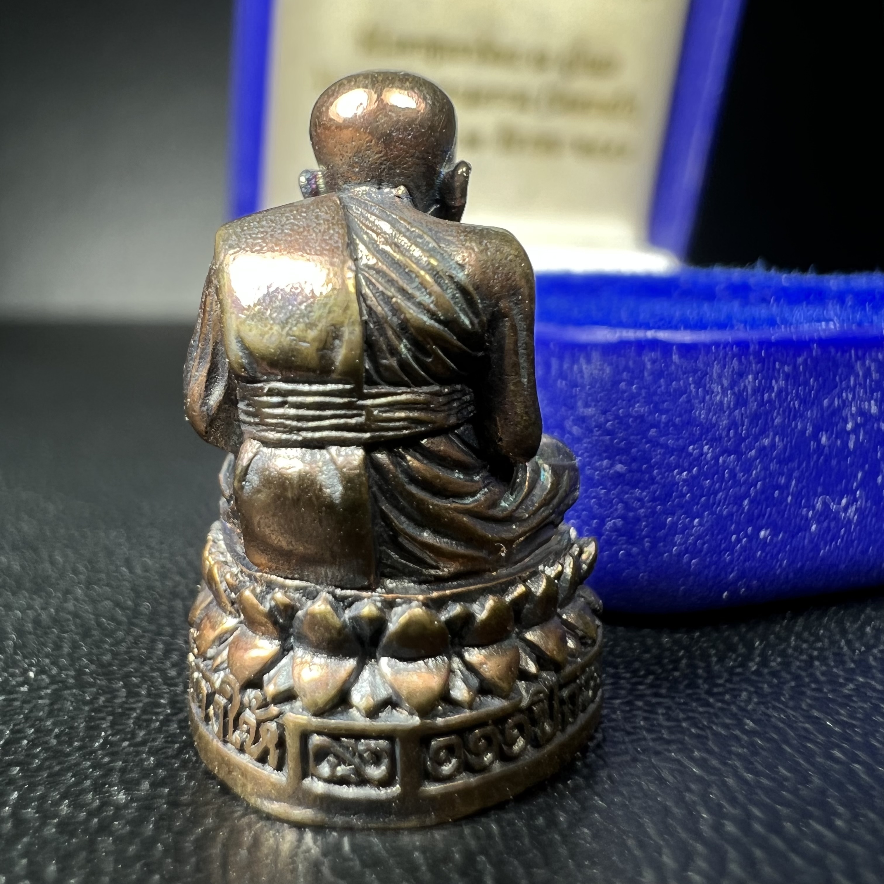 รูปเหมือนหล่อลอยองค์หลวงปู่ทวด รุ่น 111ปี กระทรวงกลาโหม เนื้อนวโลหะรมดำ-ปัดเงา ปี2540 พิธีใหญ่ สภาพสวย เข้มขลัง นิยม พร้อมกล่องบรรจุเดิม