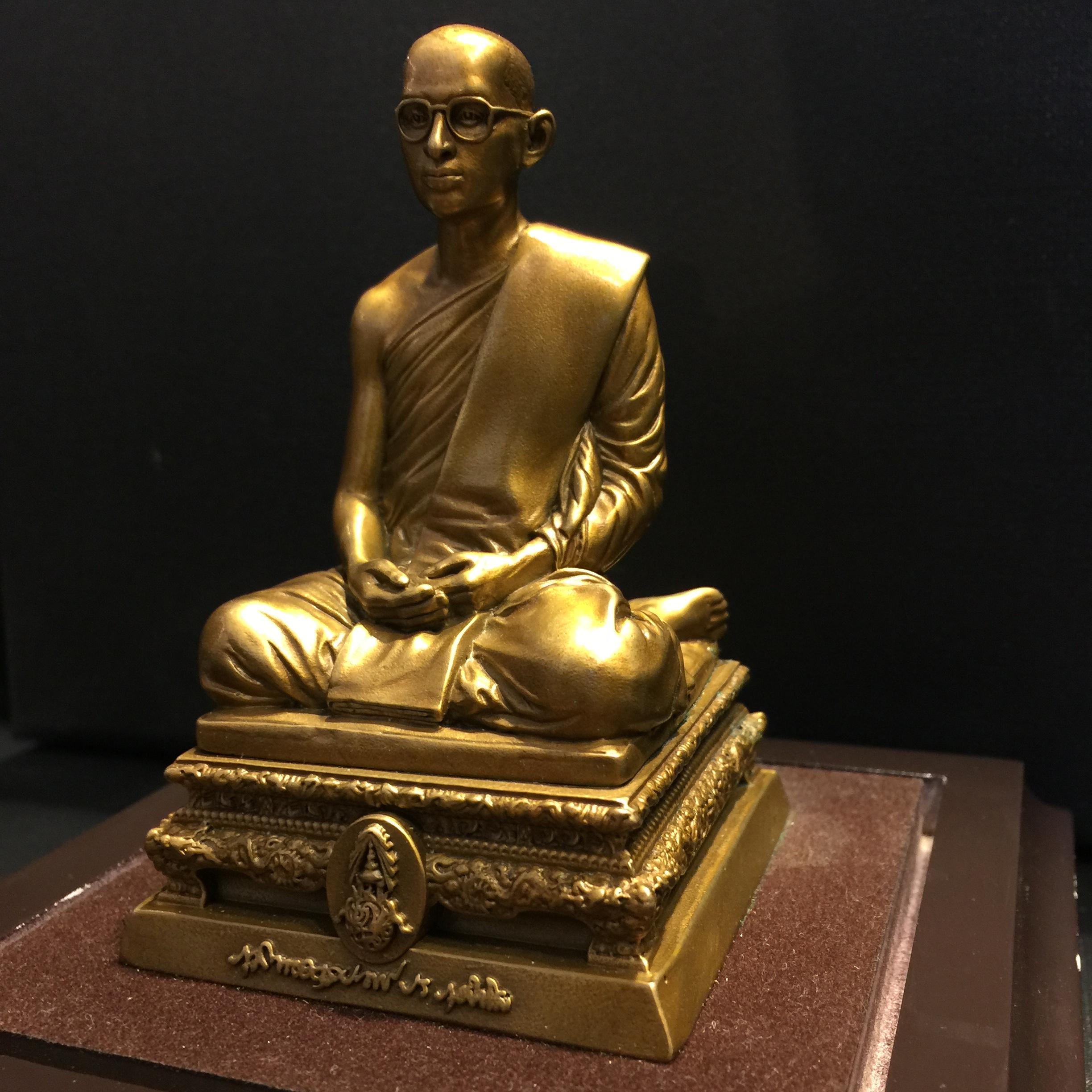 พระบรมรูปพระบาทสมเด็จพระเจ้าอยู่หัวทรงผนวช กำลังแผ่นดิน ปี2554