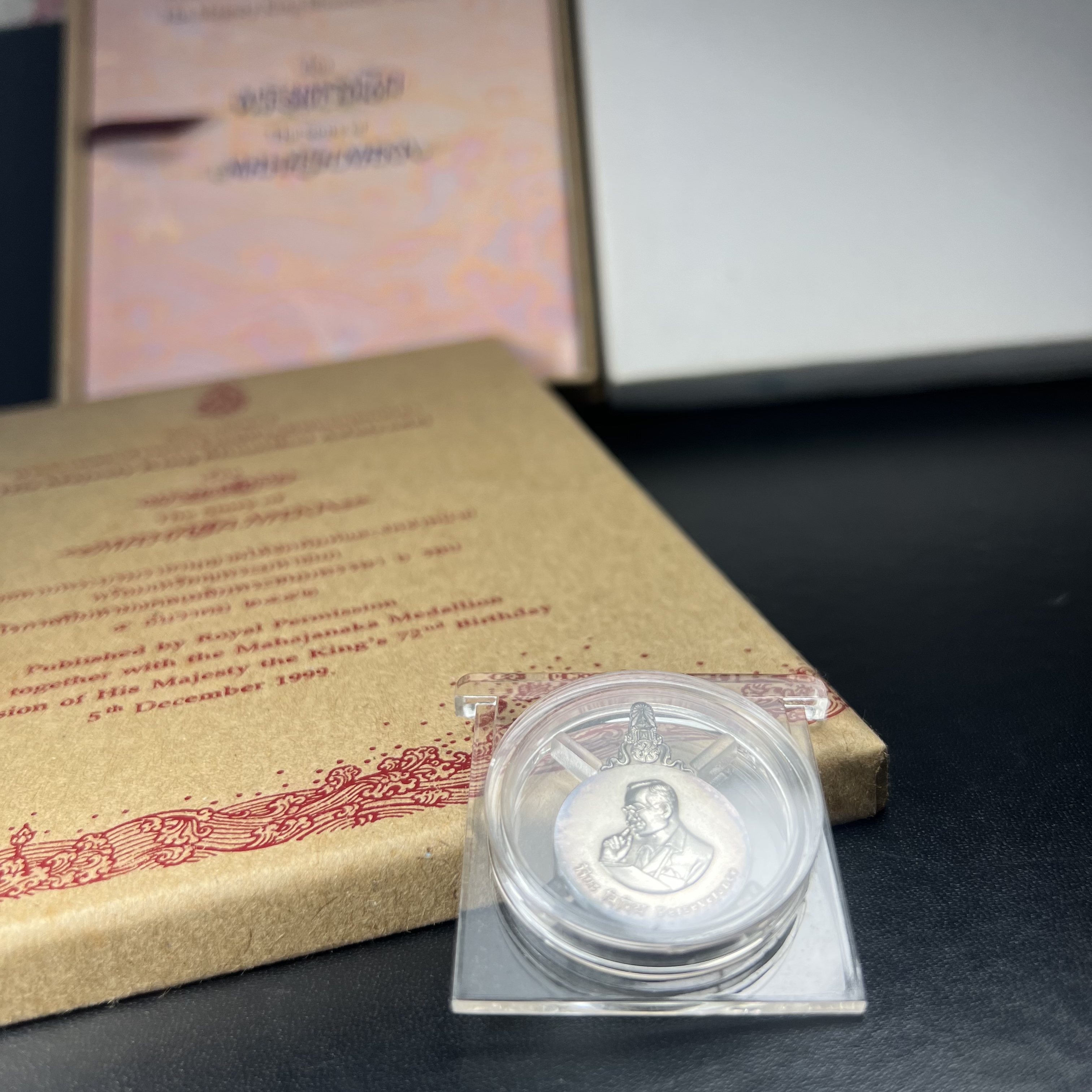 เหรียญพระมหาชนก ปี2542 พิมพ์เล็ก เนื้อเงินผิวเดิมสีรุ้งธรรมชาติแบบนิยม พร้อมหนังสือสภาพสวยครบชุด(เหรียญแห่งความเพียร)